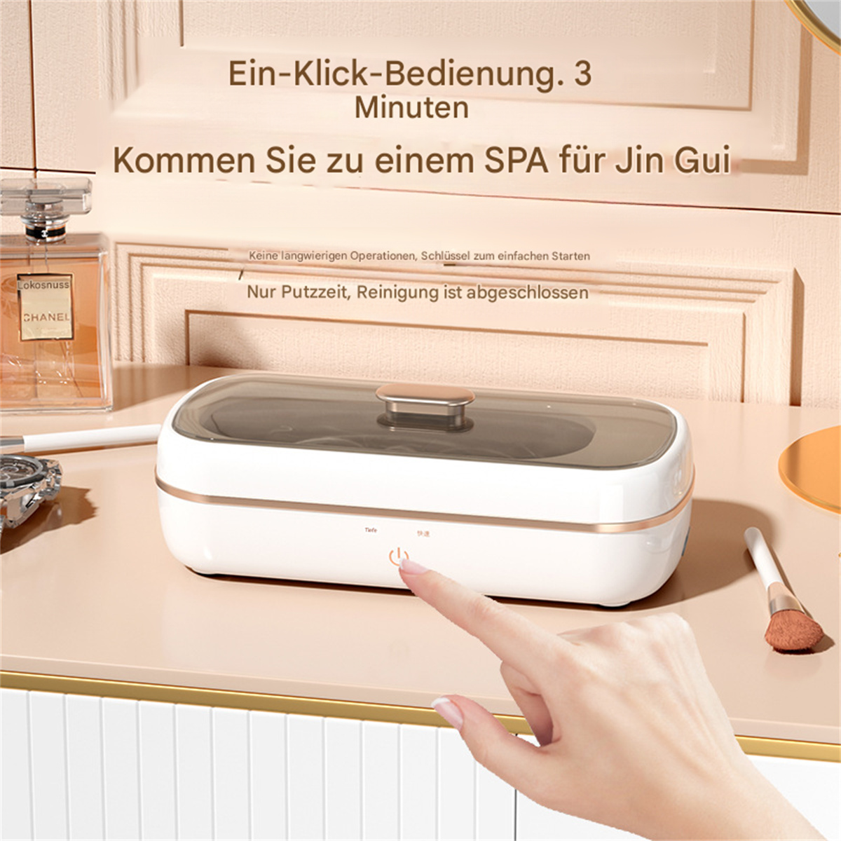 Ein kleines weißes Gerät mit einem Finger, der darauf zeigt, neben einer Parfümflasche und einem Pinsel.