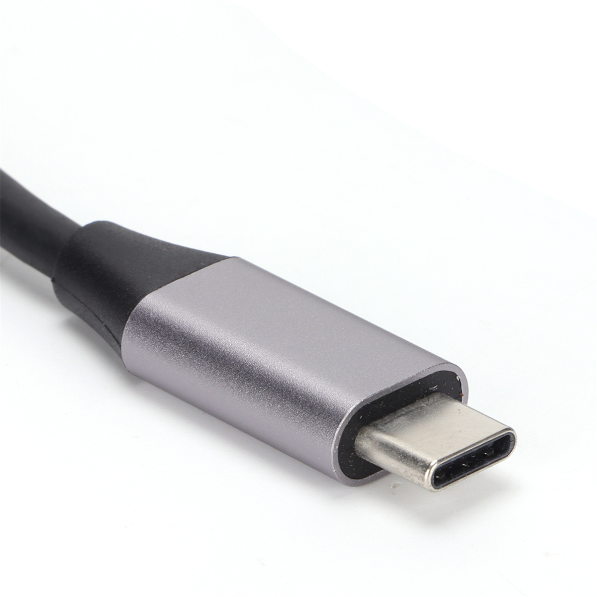 Nahaufnahme eines USB-C-Anschlusses mit grauem Metallgehäuse und schwarzem Kabel.