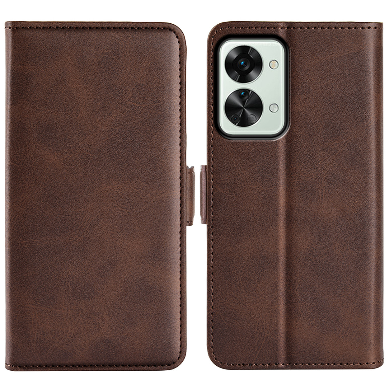Un étui de téléphone en cuir marron, fermé. Le dos a des découpes pour la caméra. L'avant a une fermeture magnétique.