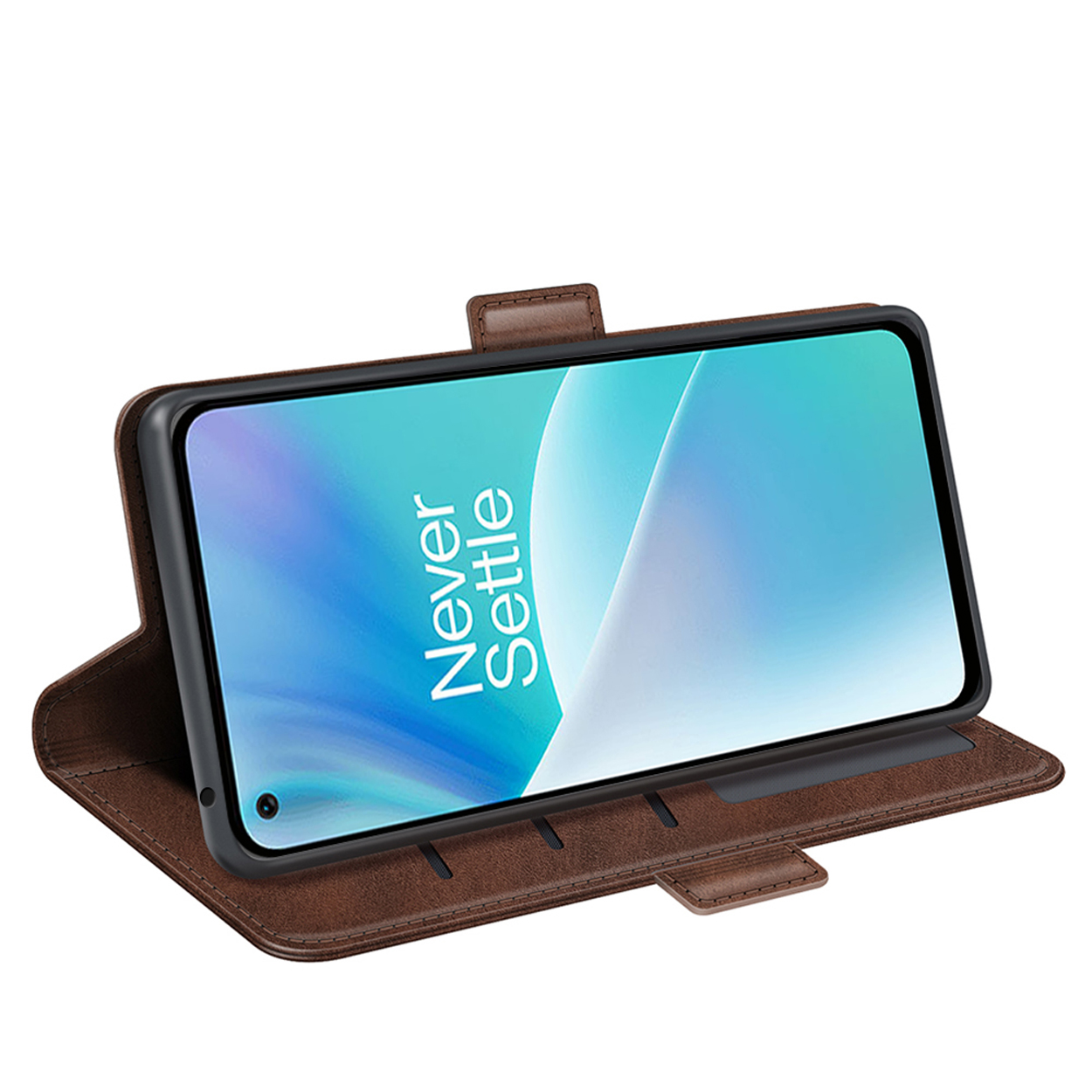 Étui de téléphone en cuir marron avec un téléphone à l'intérieur. L'écran affiche 'Never Settle'.
