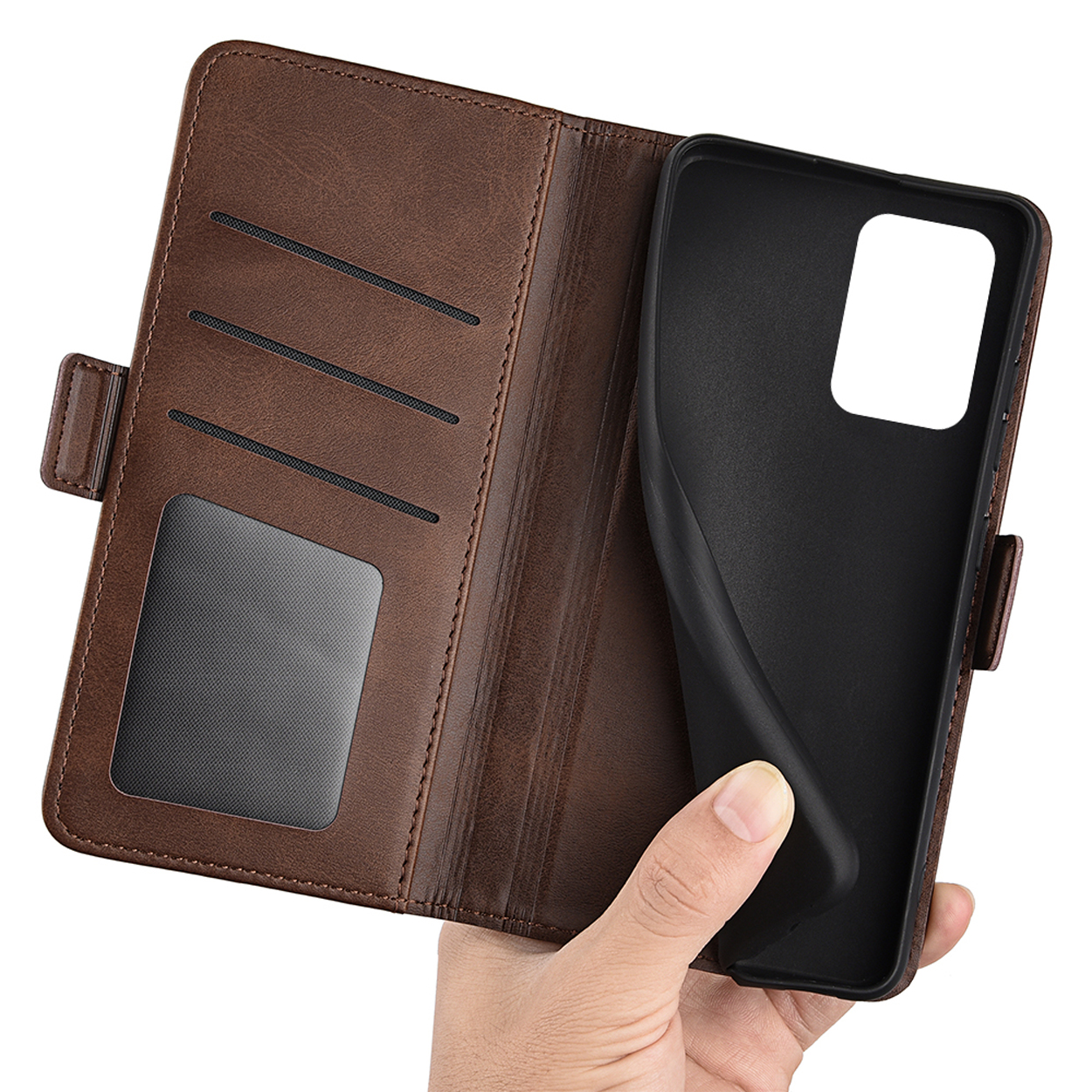 Étui de téléphone en cuir marron ouvert avec des fentes pour cartes. Une main tient l'étui noir.