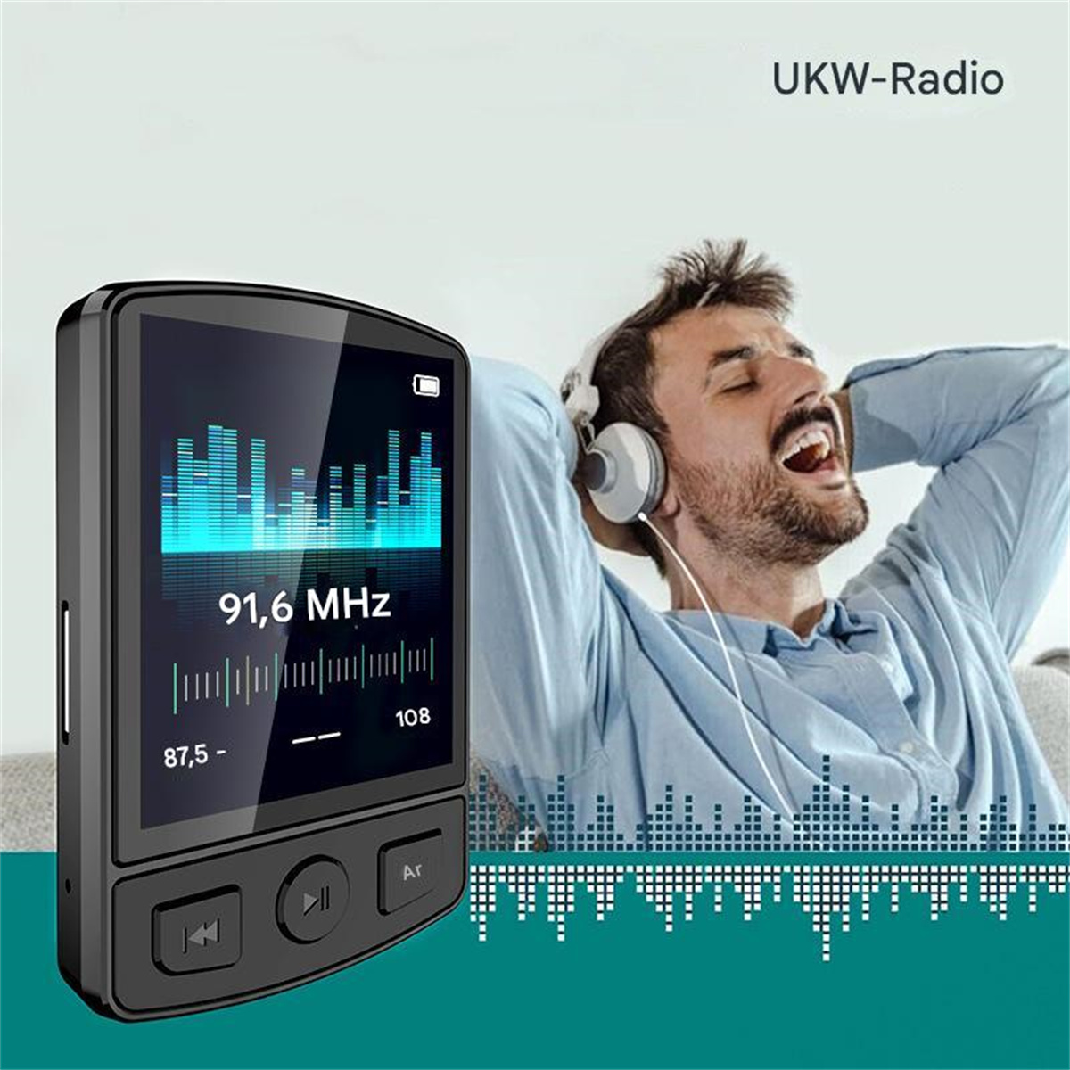 Ein schwarzes tragbares Radio mit einem Bildschirm, der 91,6 MHz anzeigt, neben einem Mann mit Kopfhörern, der Musik hört.
