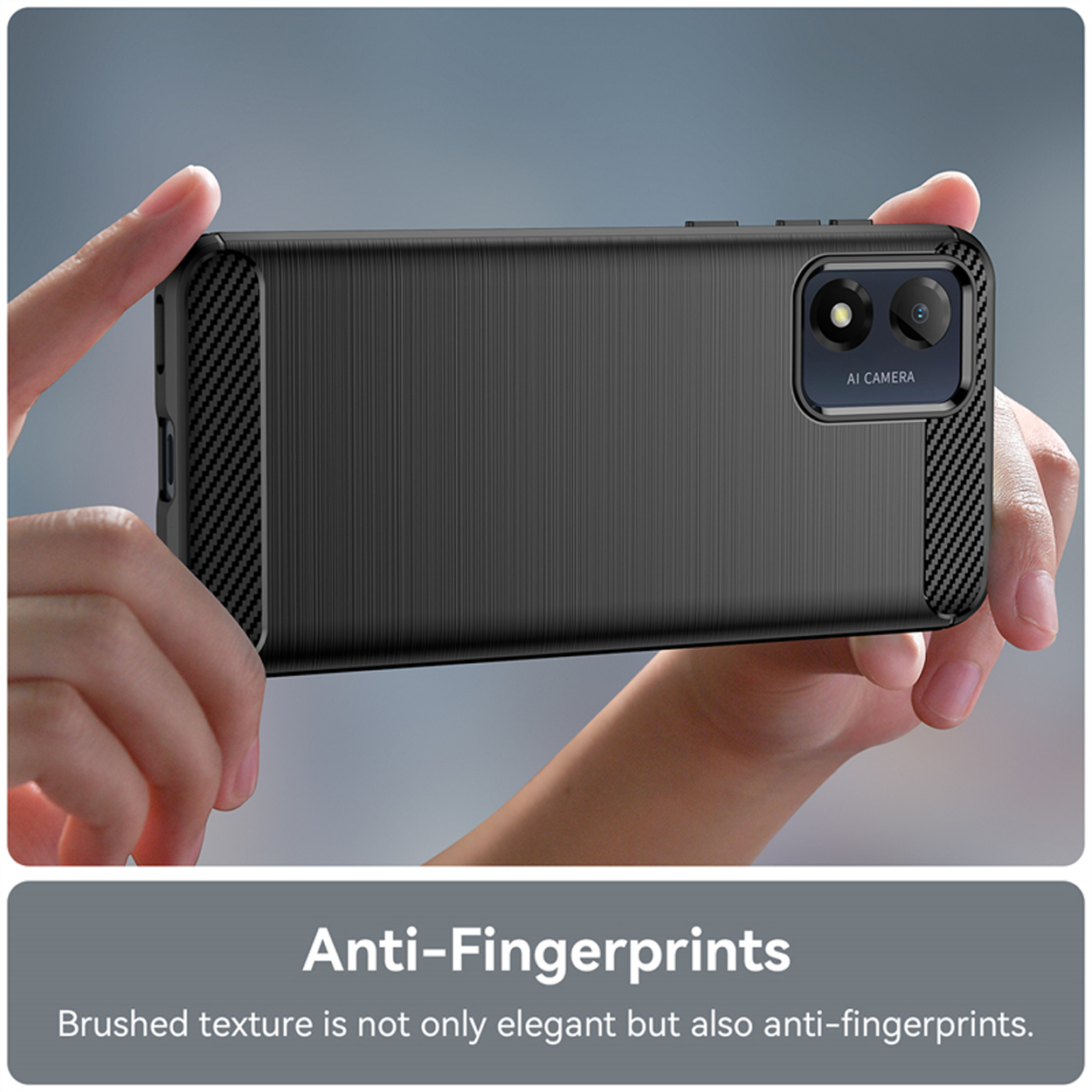 Mains tenant une coque de téléphone noire. La coque a un dos texturé et une caméra double.