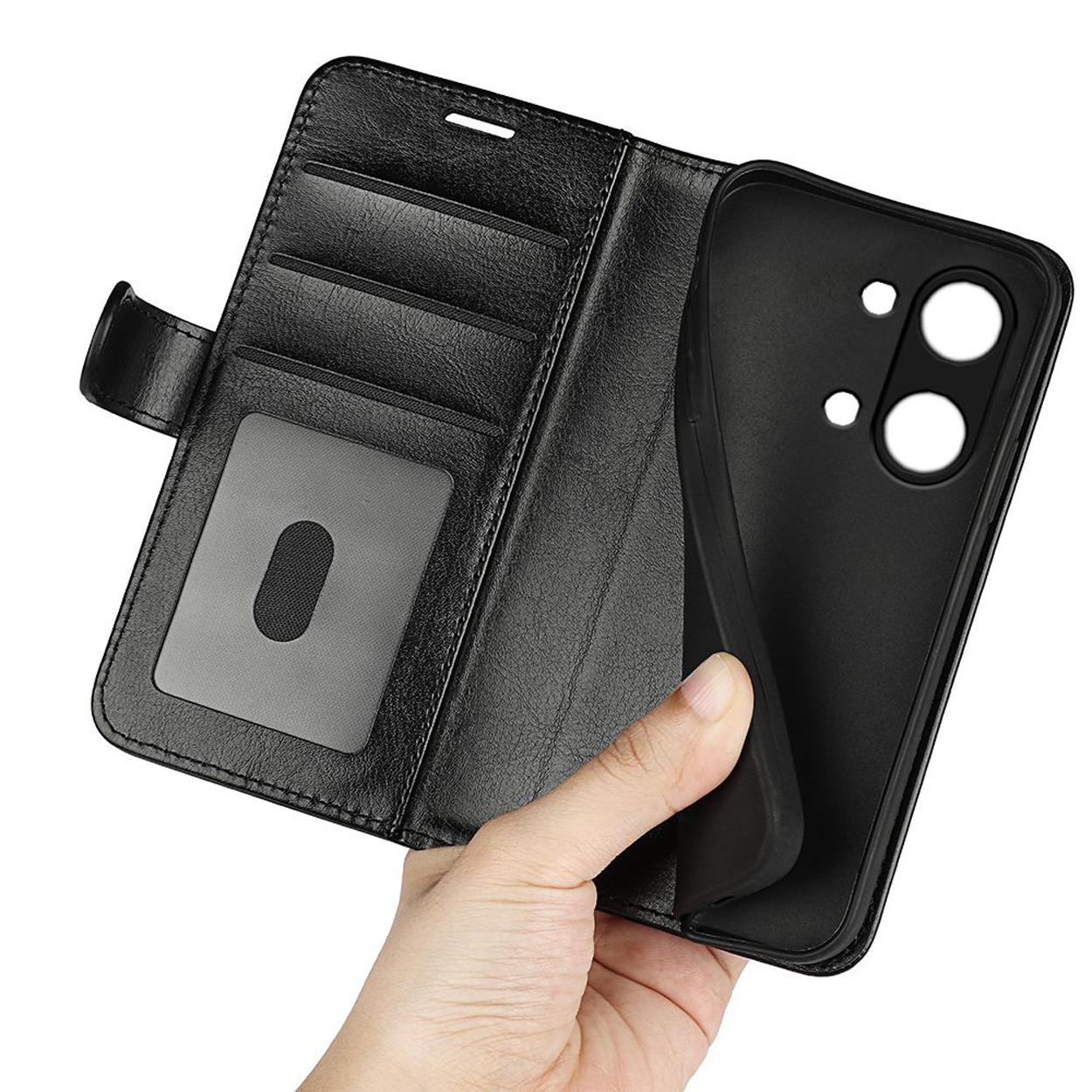 Open zwarte leren telefoonhoes met kaartsleuven. Een hand houdt de zwarte telefoonhoes vast.