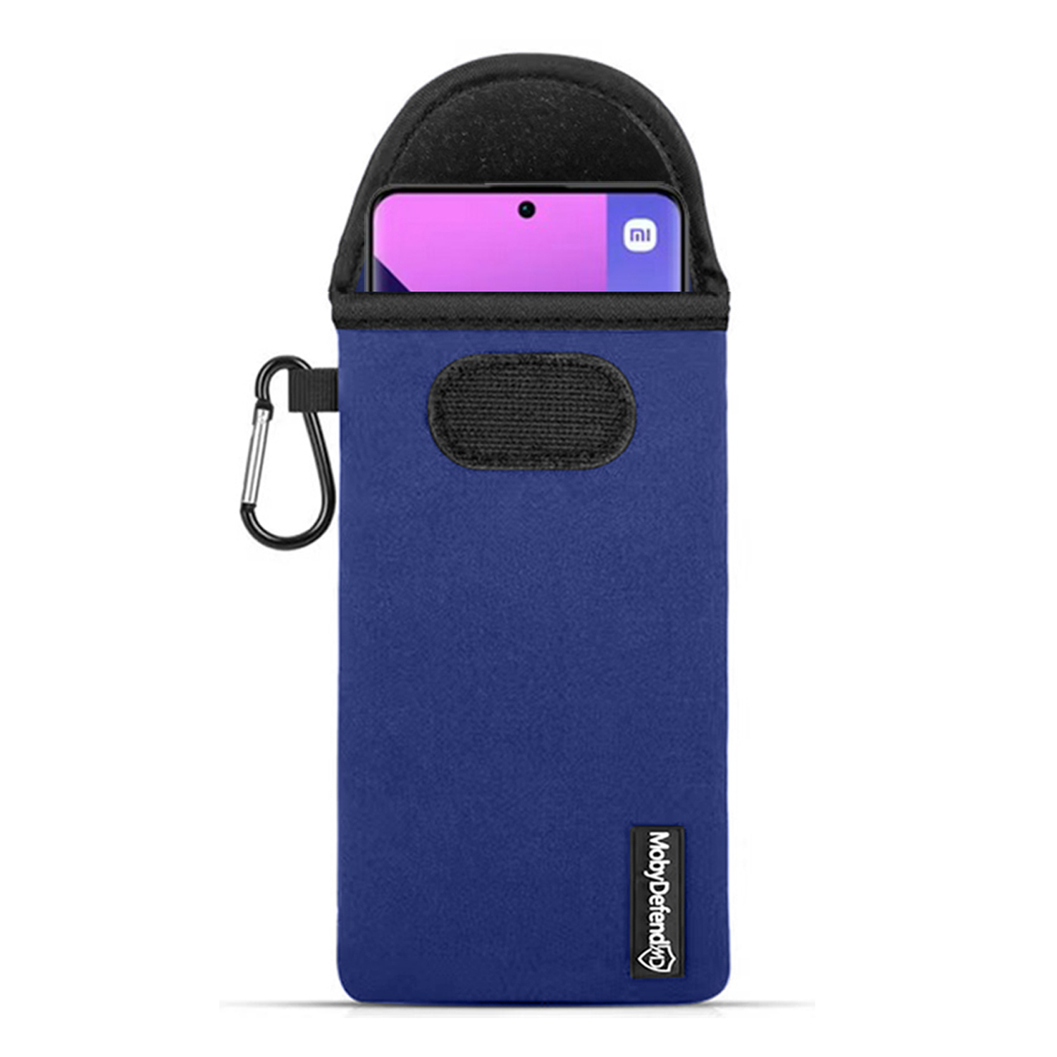 Blauwe telefoonhoes met een telefoon erin. Witte achtergrond. De telefoon toont een paars scherm.
