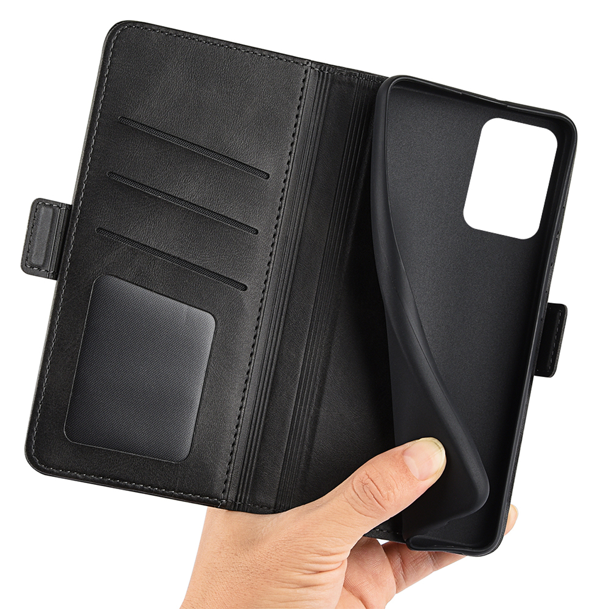 Une main tenant un étui de téléphone noir, montrant l'intérieur avec des fentes pour cartes et un téléphone.