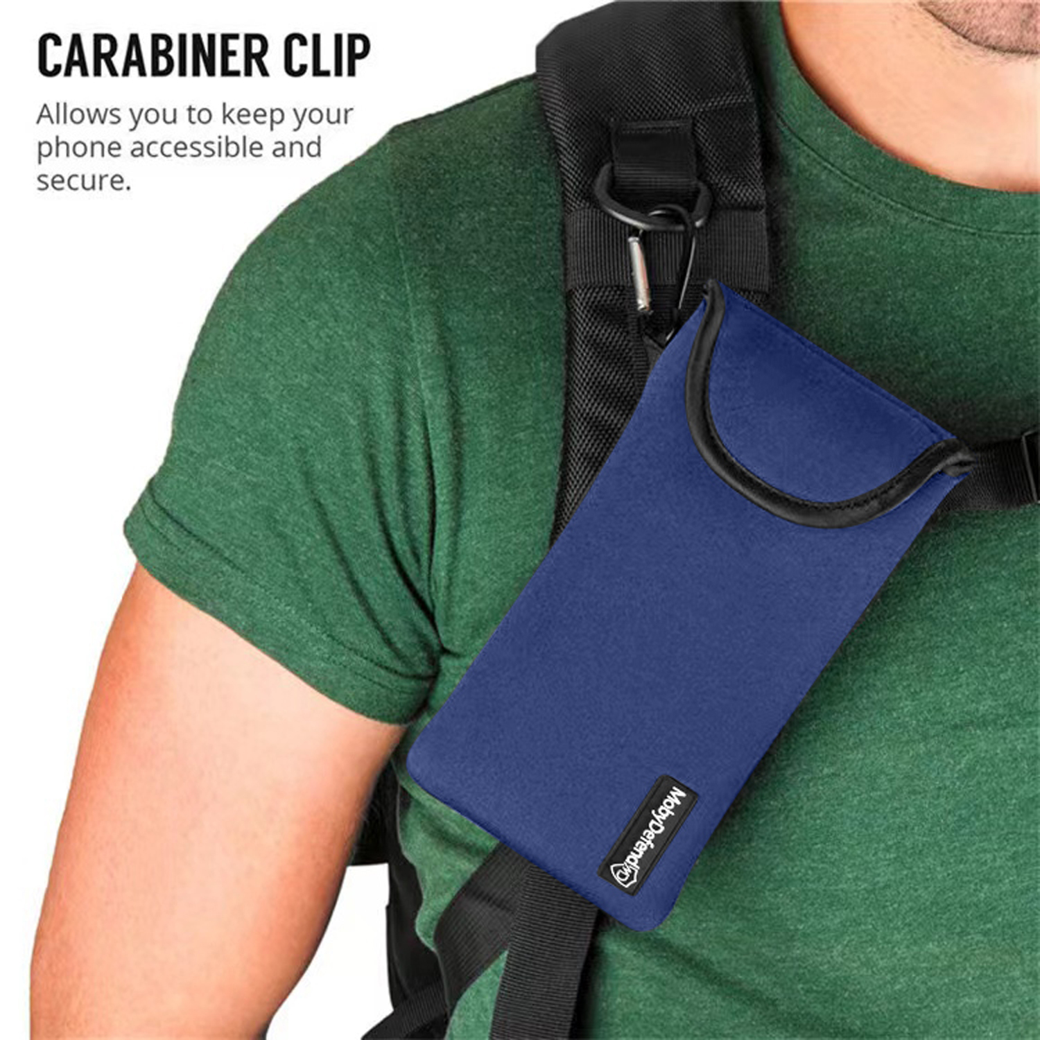 Een persoon met een groen shirt met een blauwe telefoonhoes aan de schouderriem geklikt.