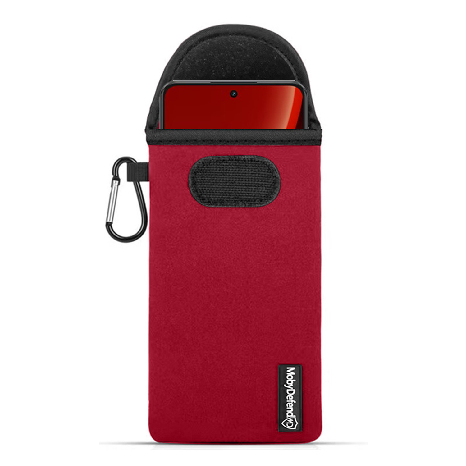 Rode telefoonhoes met zwarte bovenkant en zilveren karabijnhaak. Telefoon is zichtbaar.