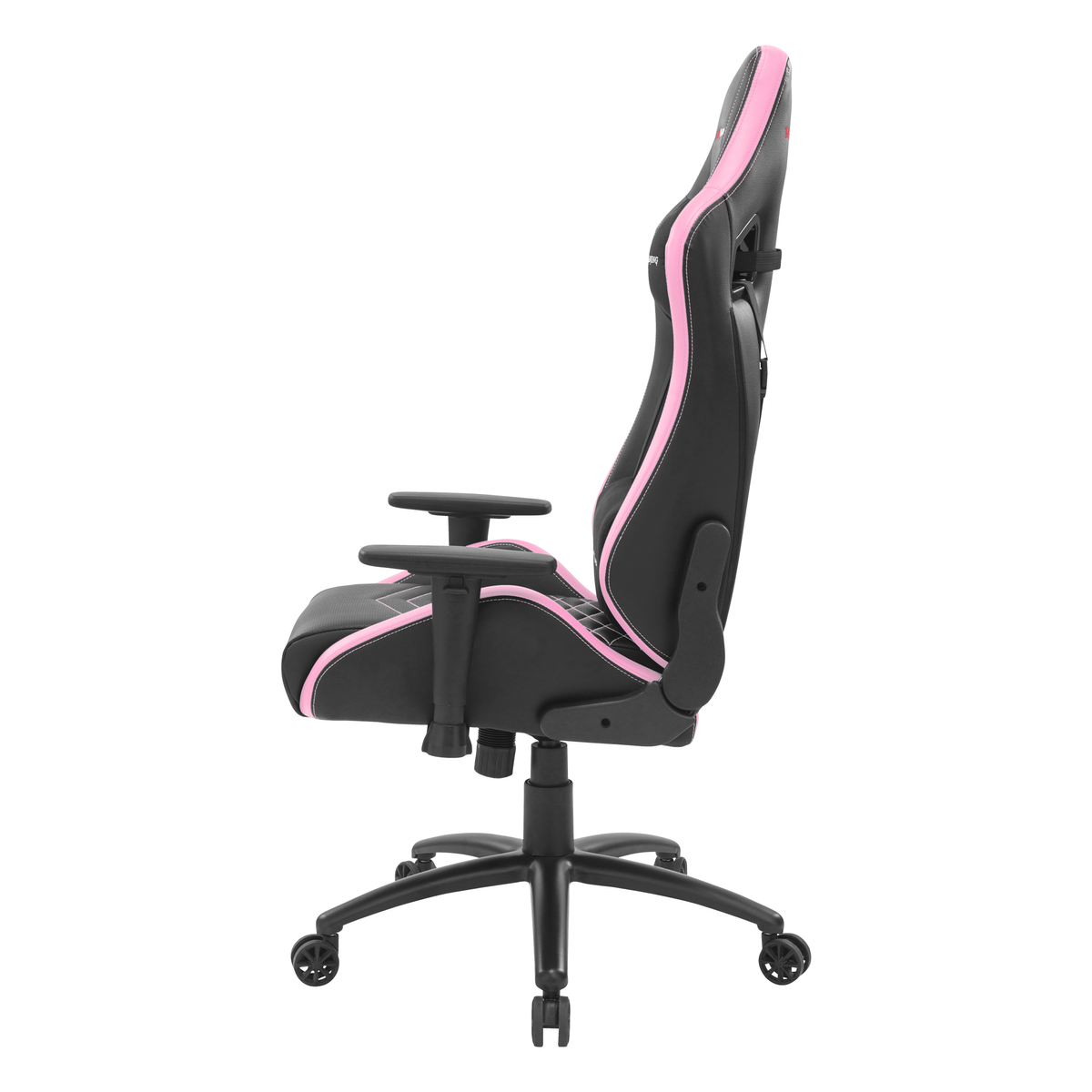 Vista lateral de una silla gaming negra con detalles rosas. Tiene respaldo alto, reposabrazos y base de cinco estrellas.
