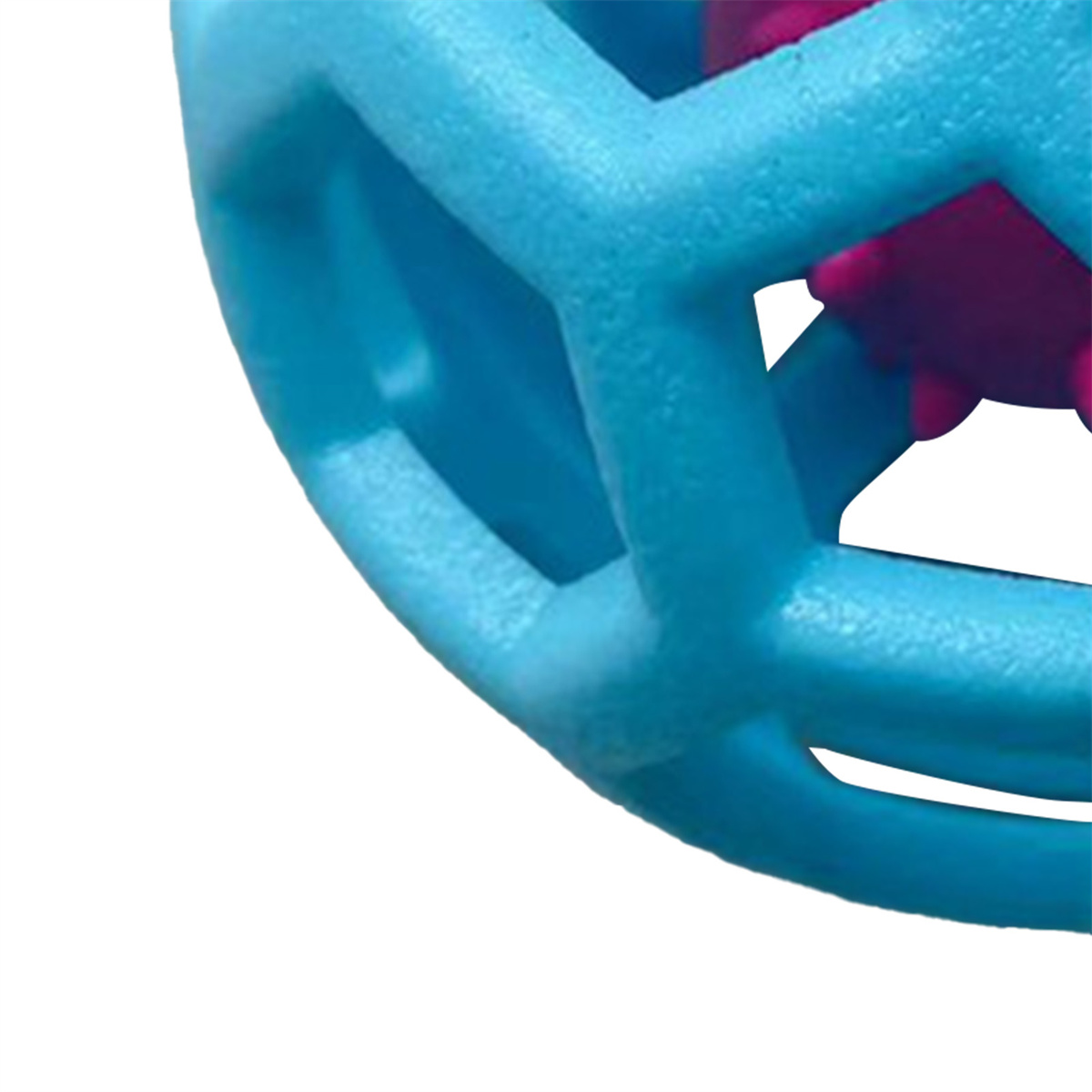 Ein blau-violettes kugelförmiges Objekt mit Gitterdesign, isoliert auf weißem Hintergrund.