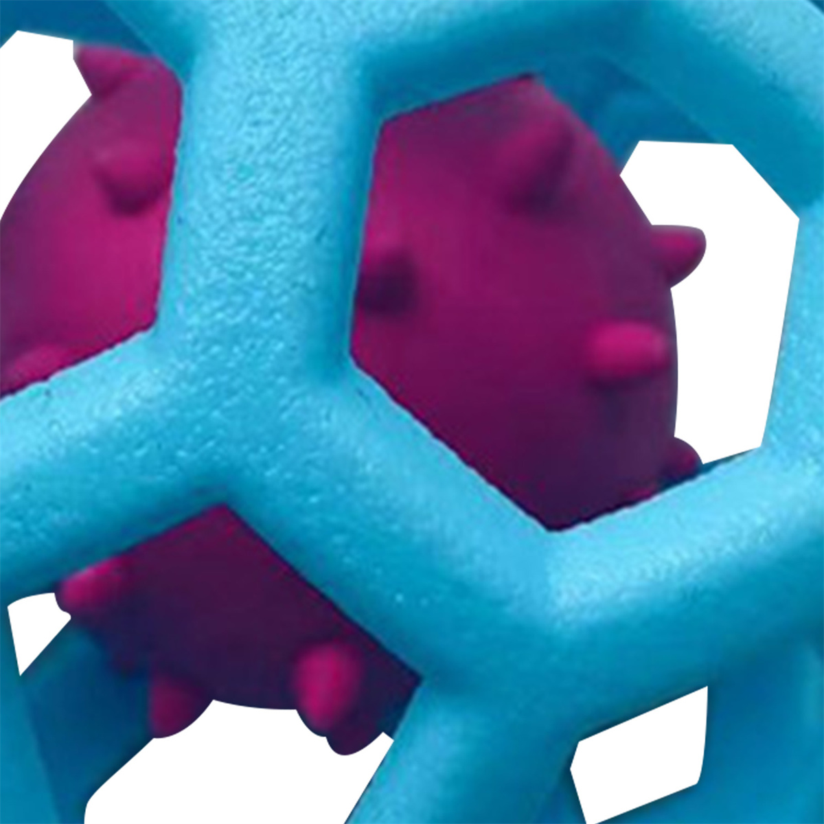 Blaue Käfig mit einem pinkfarbenen, stacheligen Ball darin. Weißer Hintergrund. Nahaufnahme, zentriert.