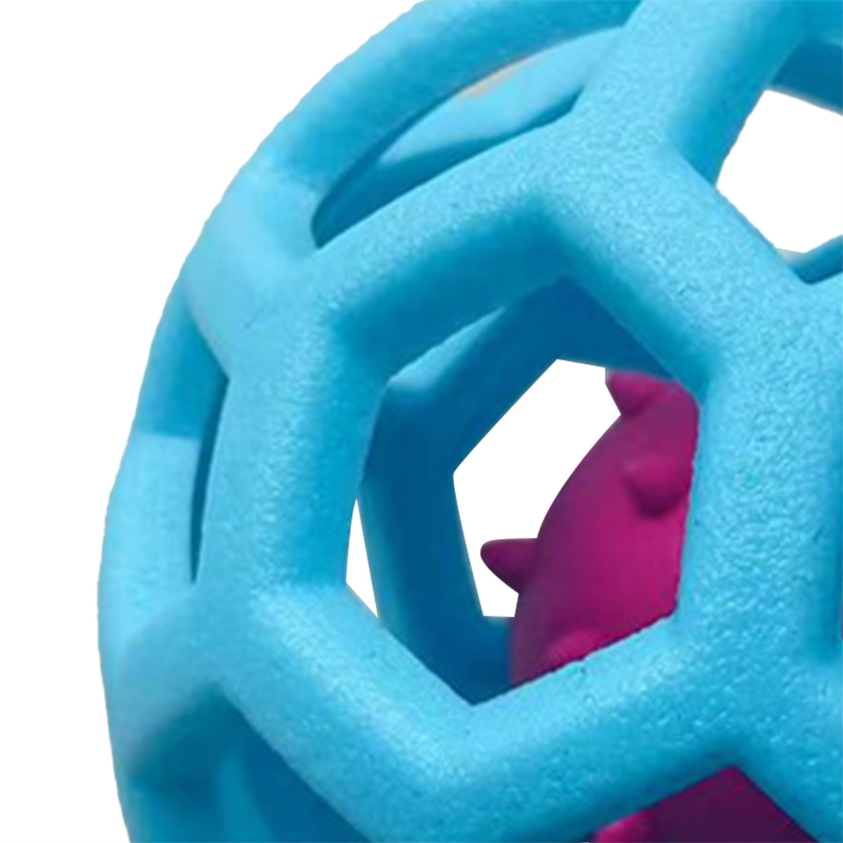 Ein blauer, geometrischer Ball mit rosa Innenseite, teilweise sichtbar.