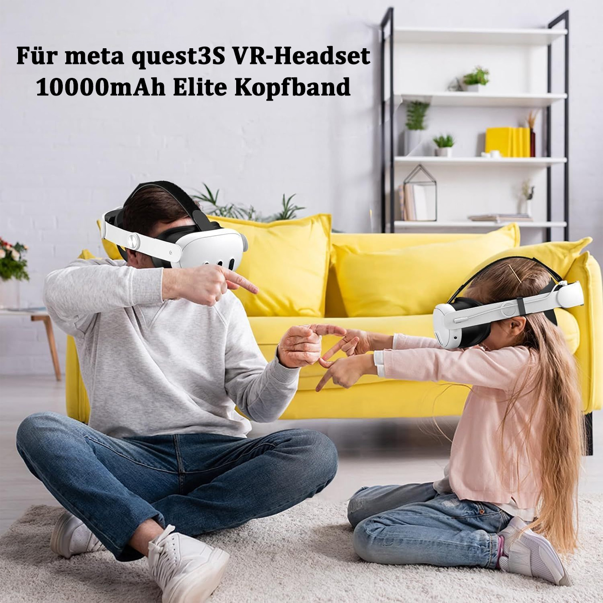 Zwei Personen mit VR-Headsets, ein gelbes Sofa und ein weißes Bücherregal.