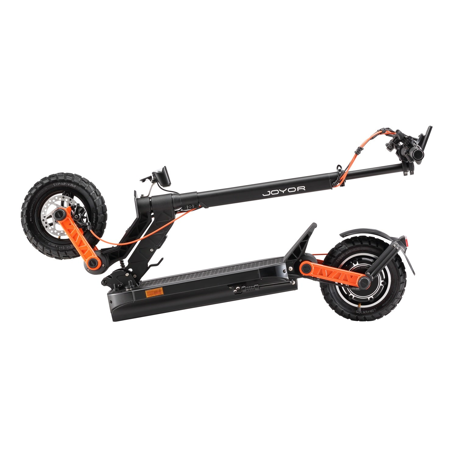 Schwarzer Elektroroller, orangefarbene Akzente, gefaltet, auf Weiß.
