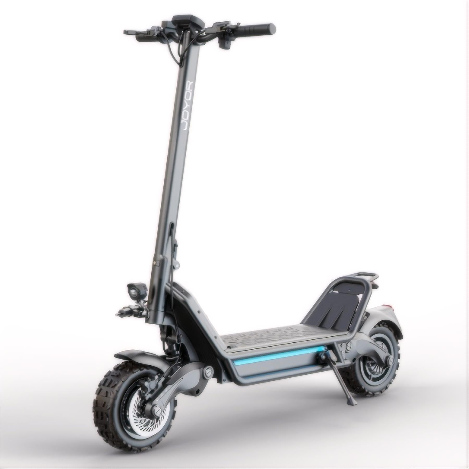 Un scooter eléctrico, negro con detalles azules, sobre fondo blanco.