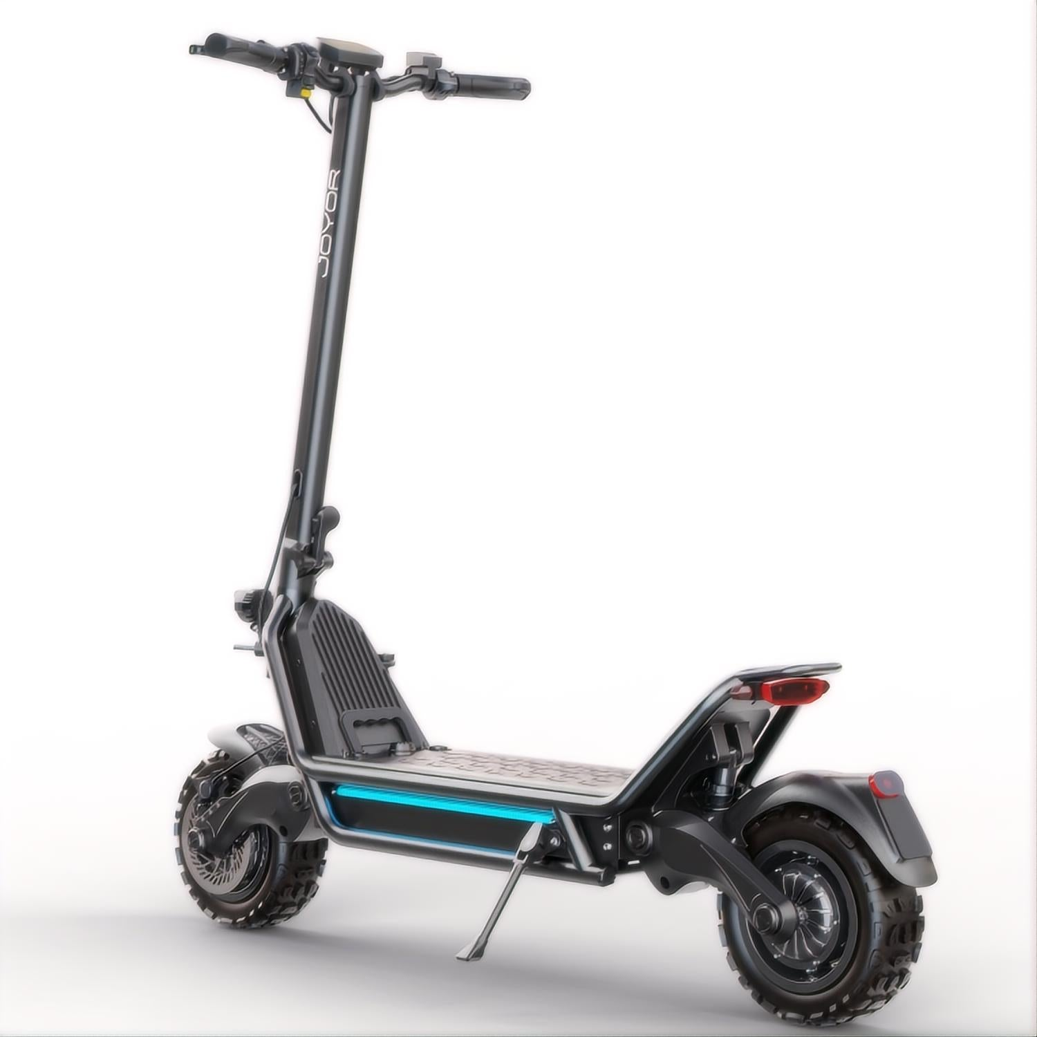 Un scooter eléctrico negro con detalles de luz azul, sobre un fondo blanco.
