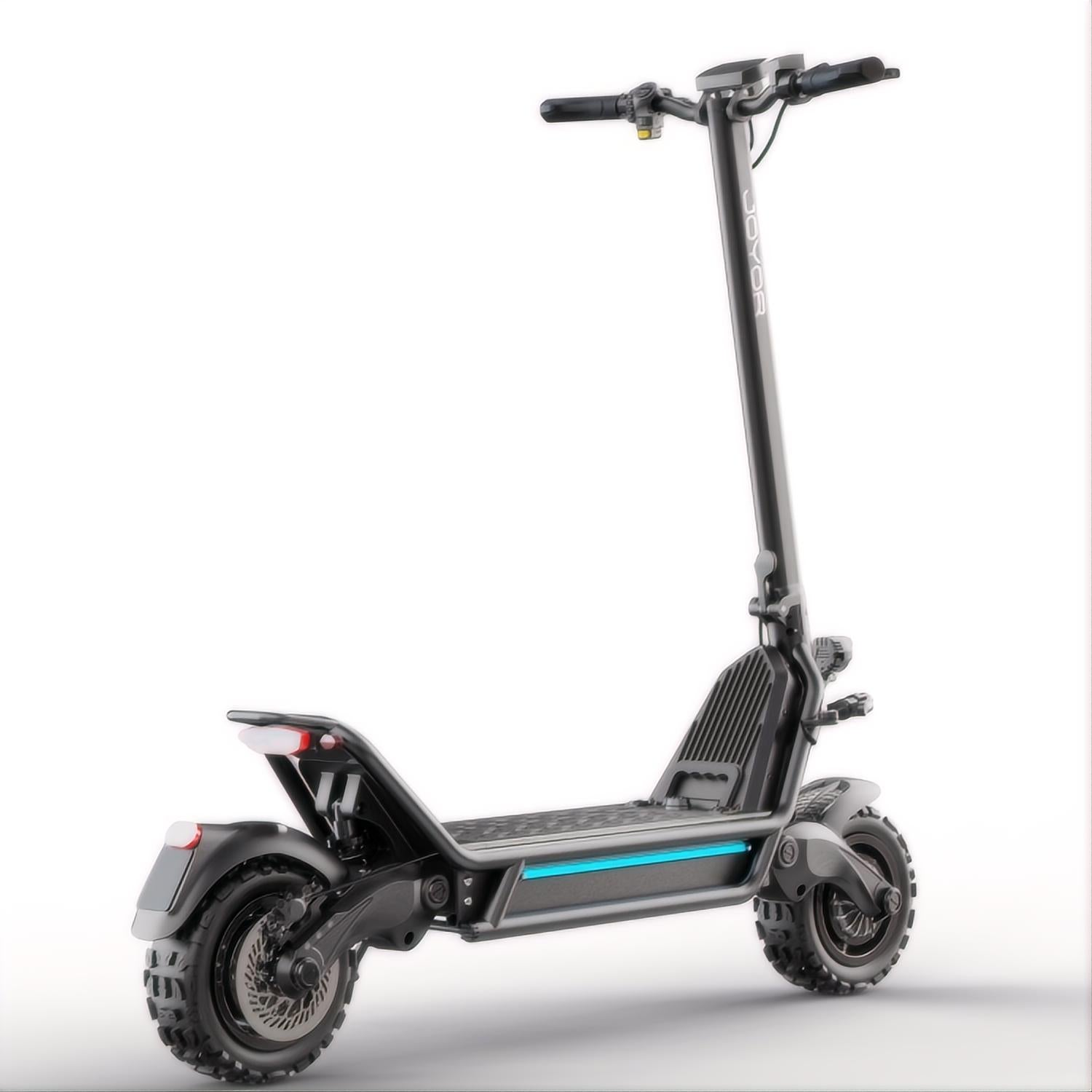 Scooter eléctrico negro sobre fondo blanco. Tiene un tallo largo y neumáticos anchos.