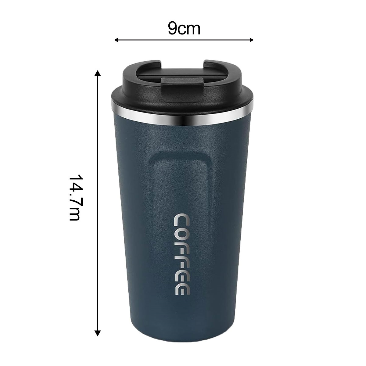 Ein dunkelblauer Kaffeebecher mit schwarzem Deckel, 9 cm breit und 14,7 cm hoch, mit dem Wort COFFEE darauf.