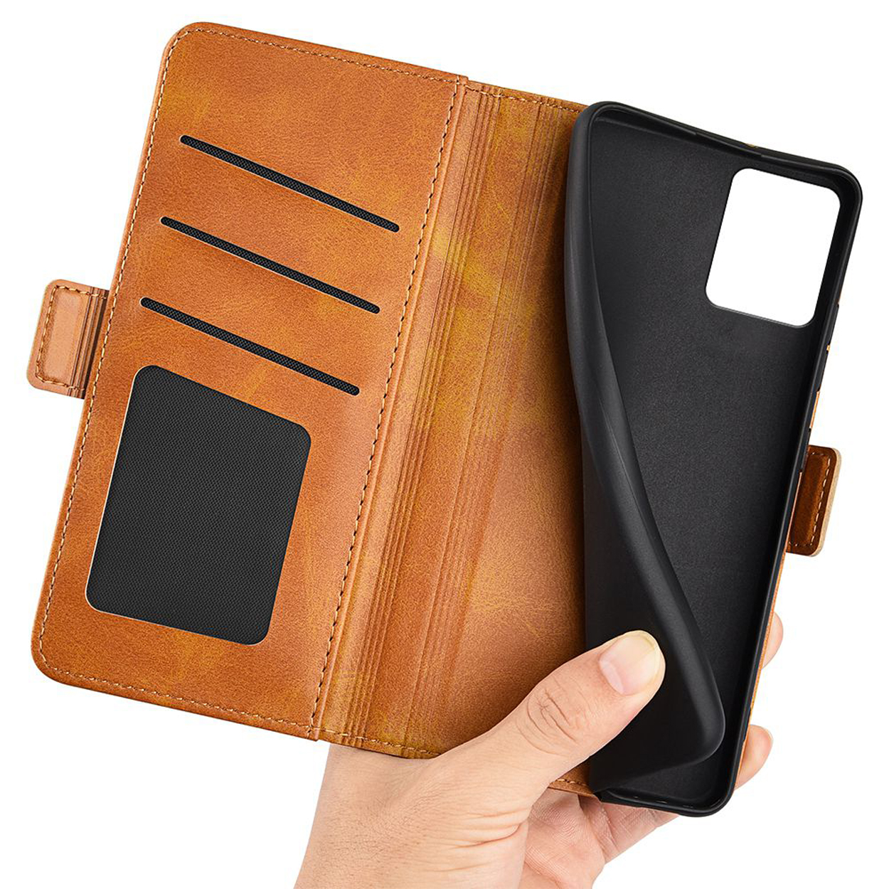 Étui de téléphone en cuir marron, ouvert, avec des fentes pour cartes et une main tenant le téléphone.