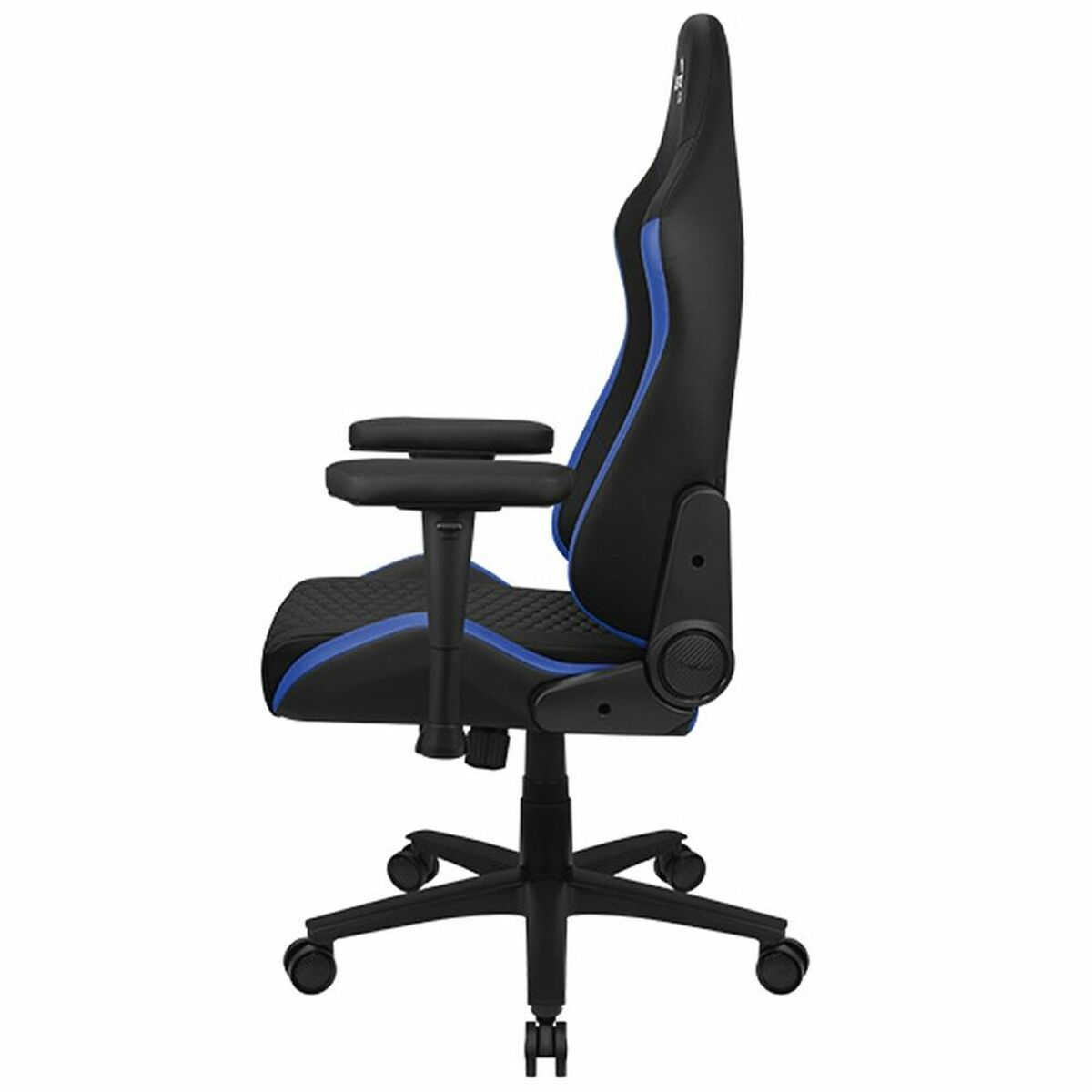 Silla gaming negra y azul, vista lateral. Base y reposabrazos negros. Detalles azules. La silla está sobre fondo blanco.