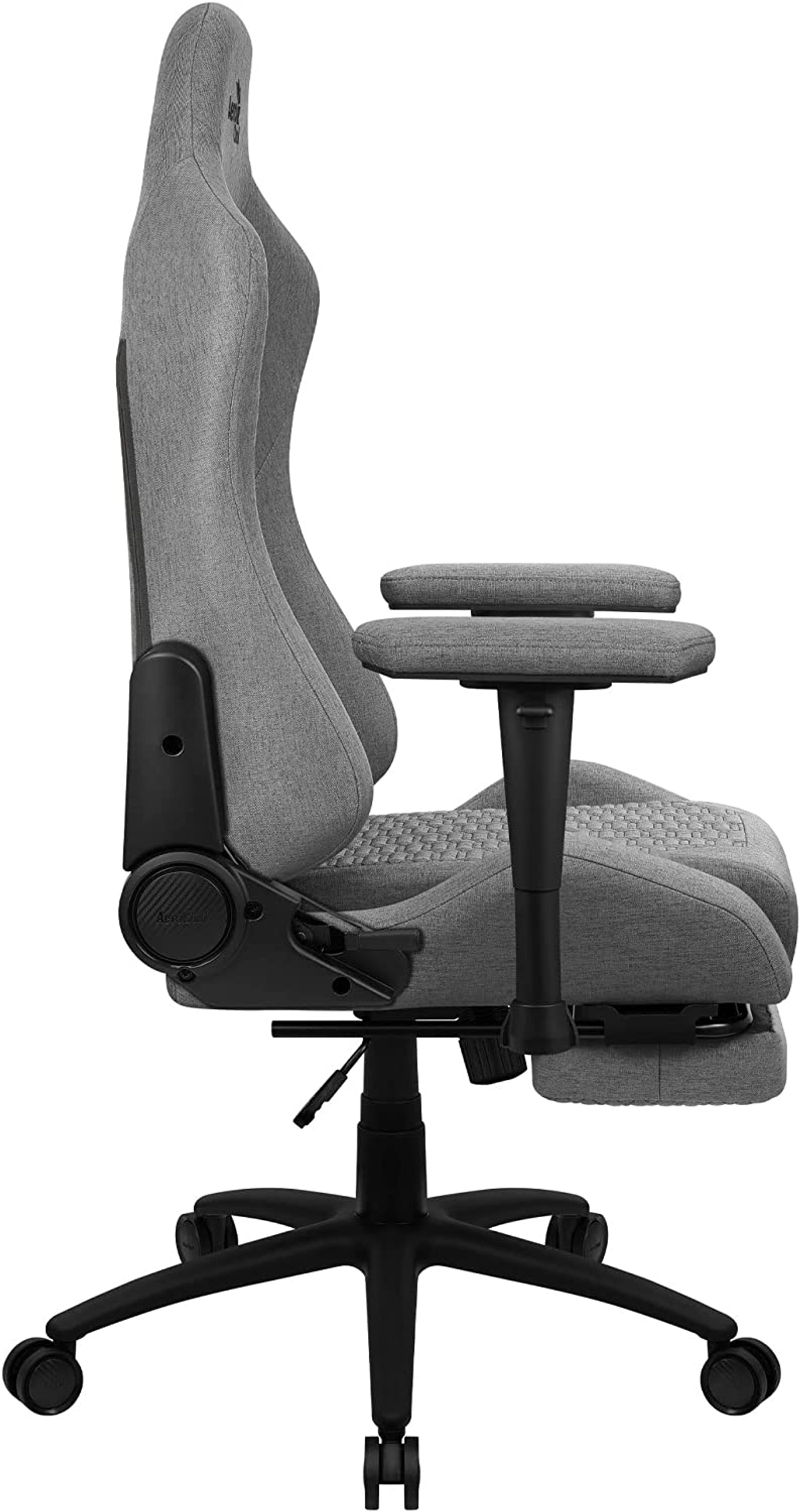 Szary fotel gamingowy z boku, z czarnymi podłokietnikami i czarną podstawą.