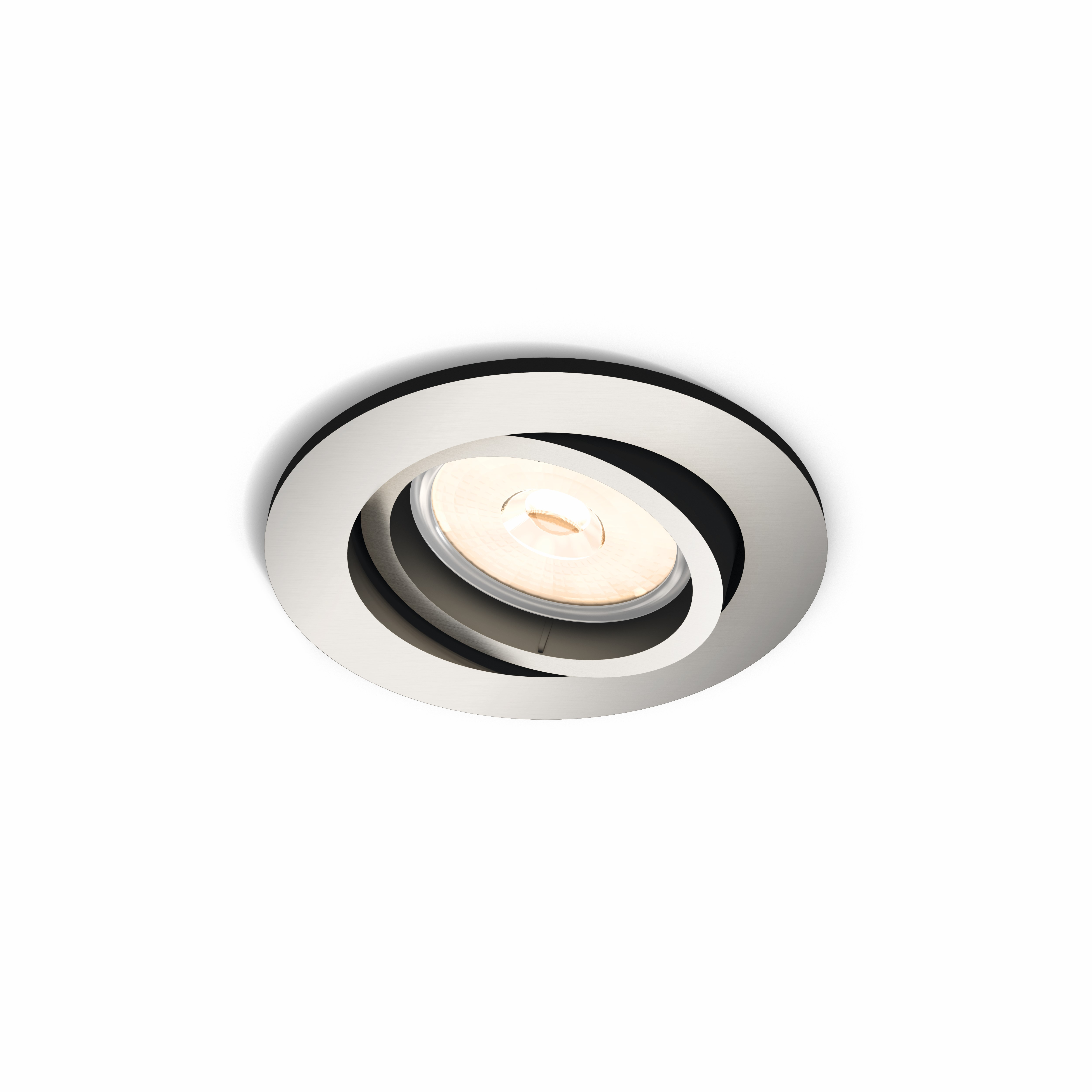 Een witte inbouwspot met zilveren ring, met warm licht.