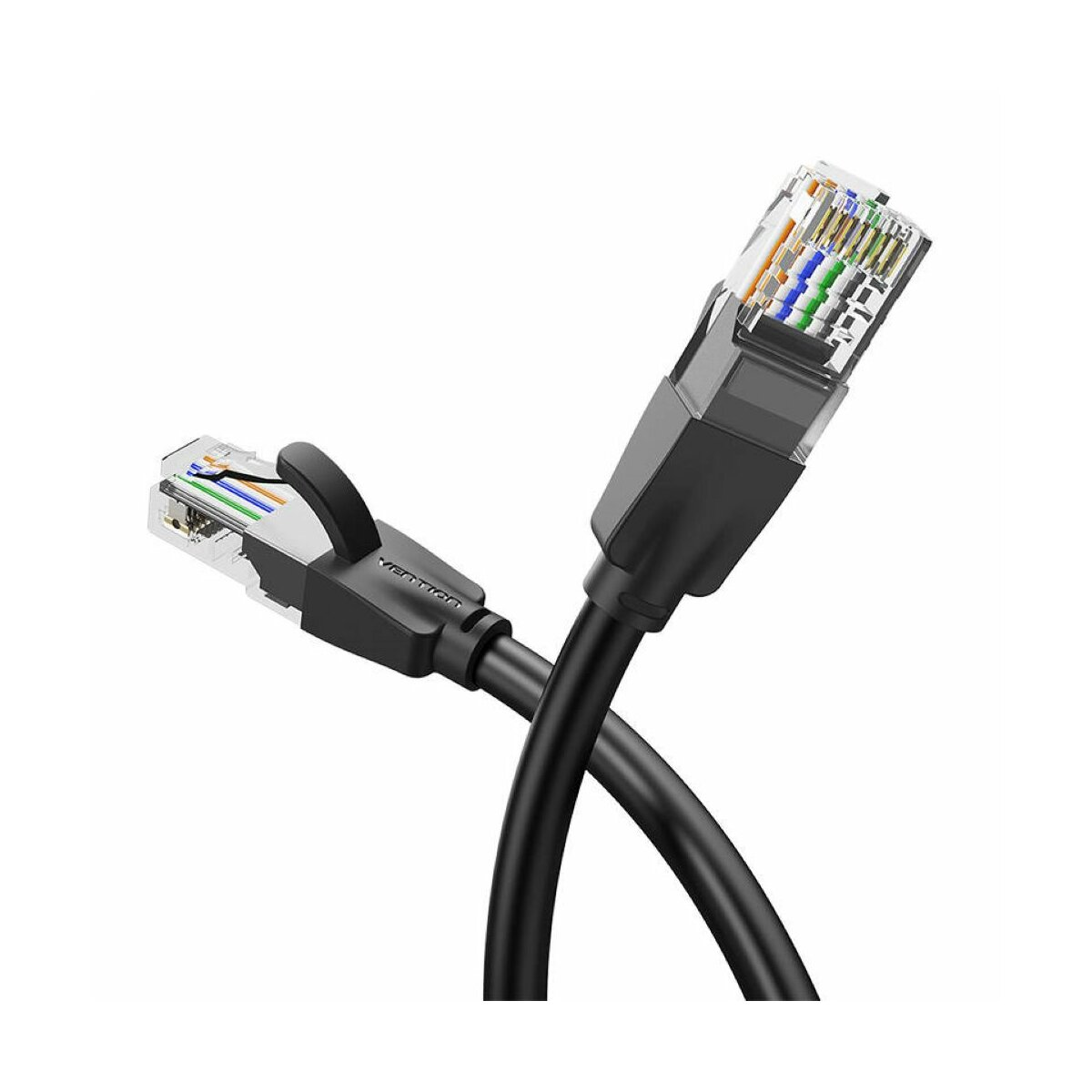 Zwarte netwerkkabel met transparante RJ45-connectoren.