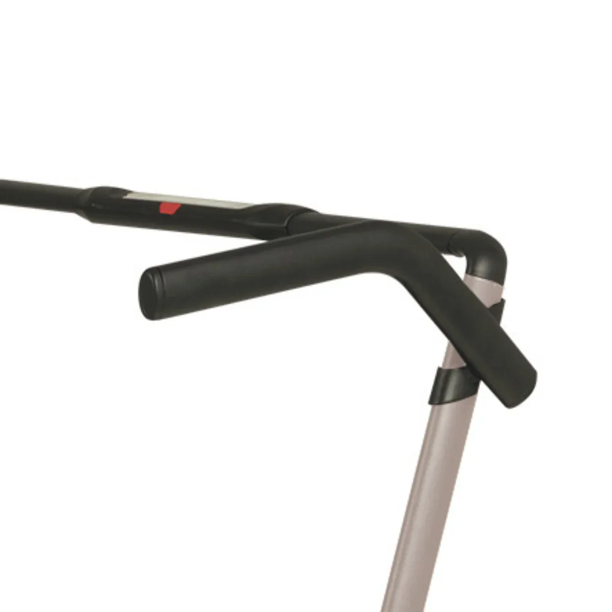 Close-up van het stuur van een scooter. Zwarte handvatten en een grijs frame.