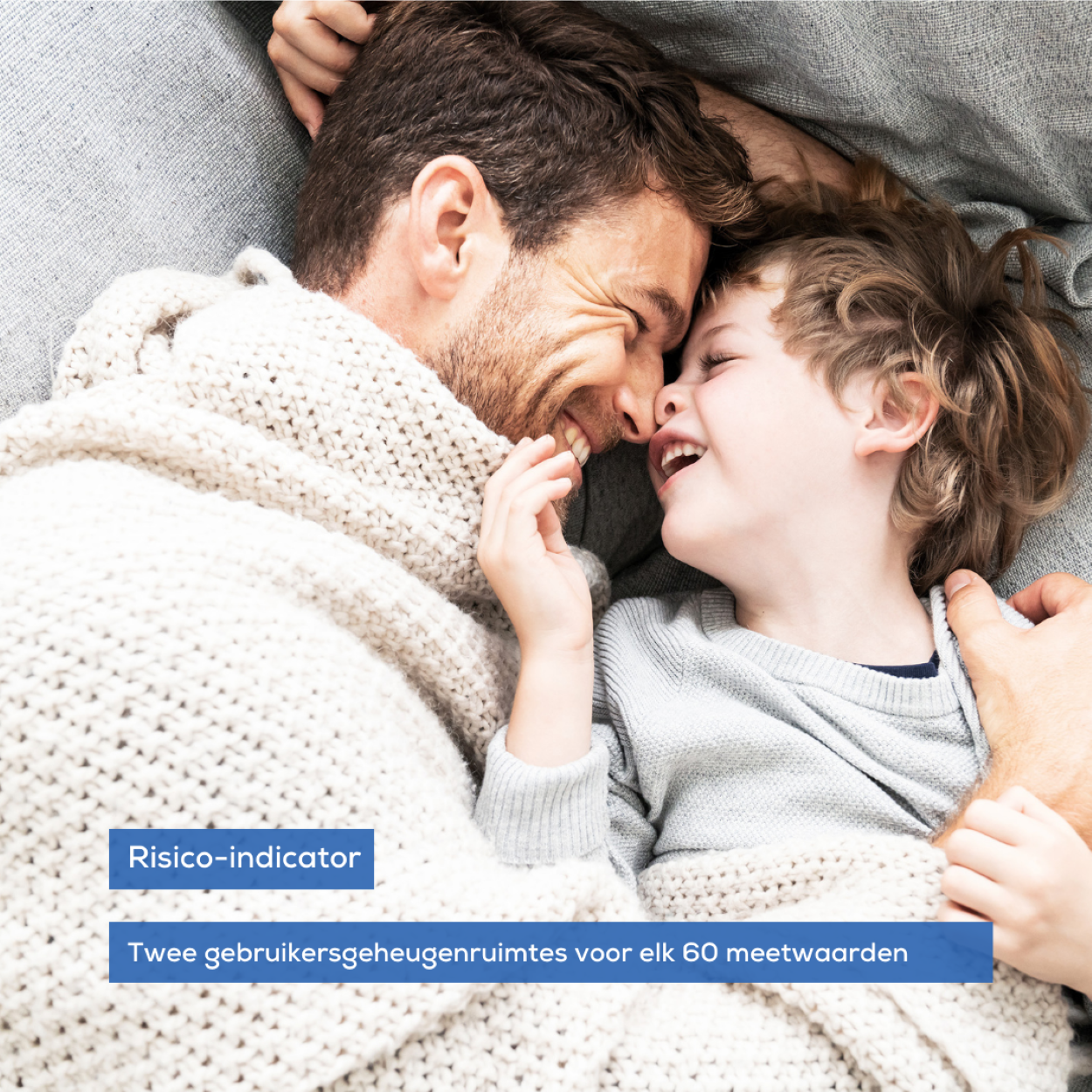 Vater und Sohn umarmen sich lächelnd. Text: Risico-indicator.