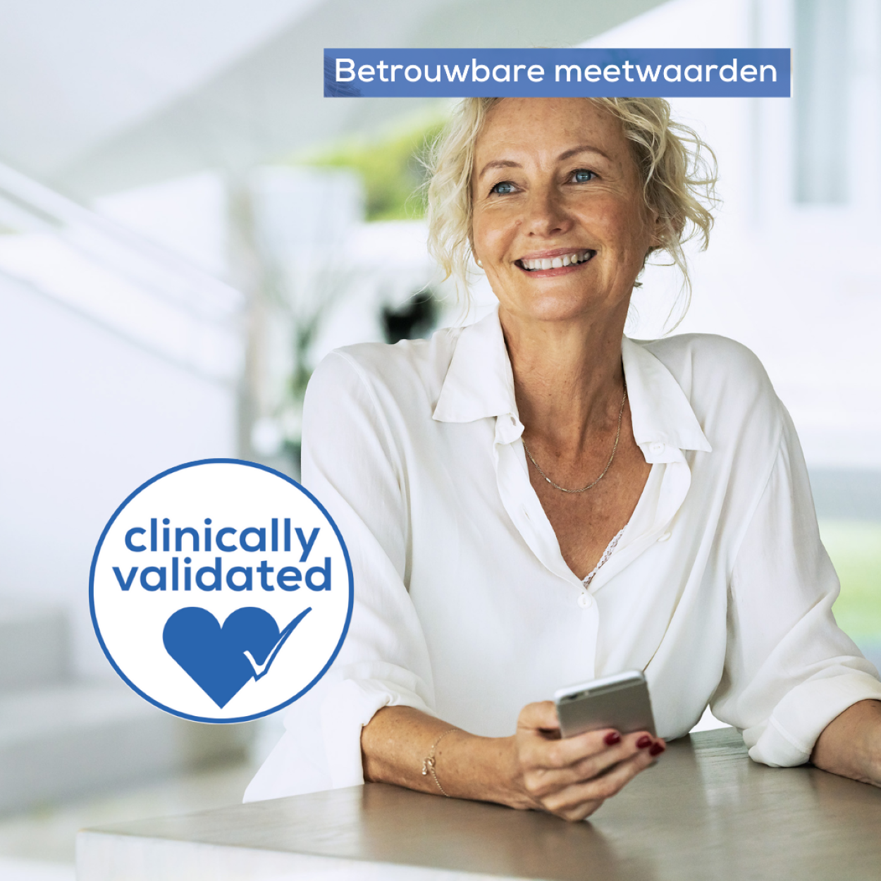 Eine lächelnde Frau, die ein Telefon hält, mit dem Text „Klinisch validiert“ und „Betrouwbare meetwaarden“.