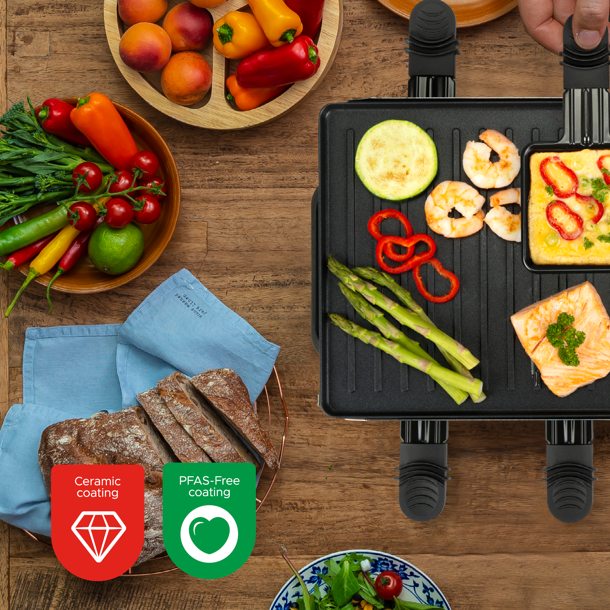 Draufsicht auf Raclette: Gegrilltes Essen, Gemüse, Brot und Soßen auf einem Holztisch.