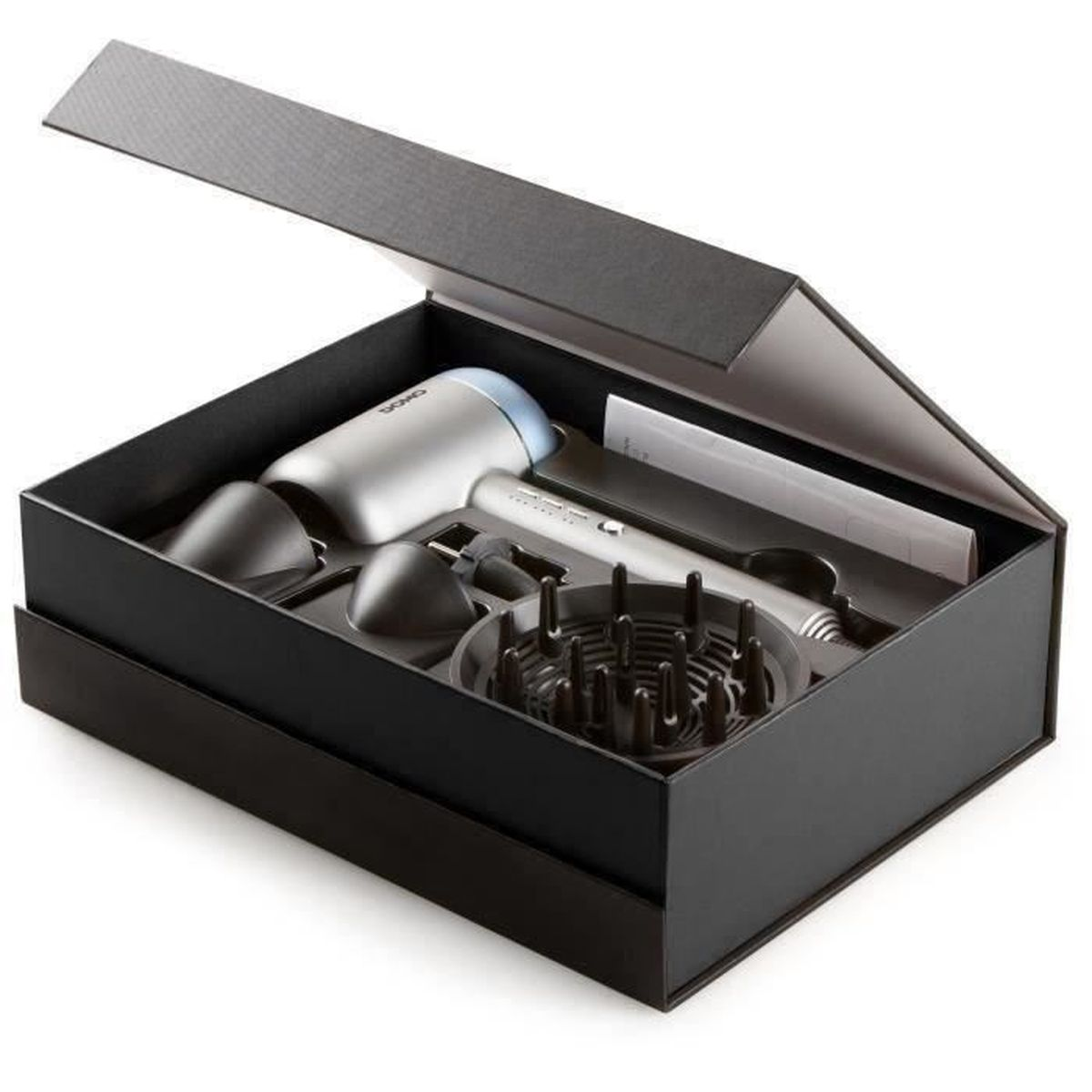 Doos met haarstylingtools. De doos is donker en de tools zijn zilver en zwart.