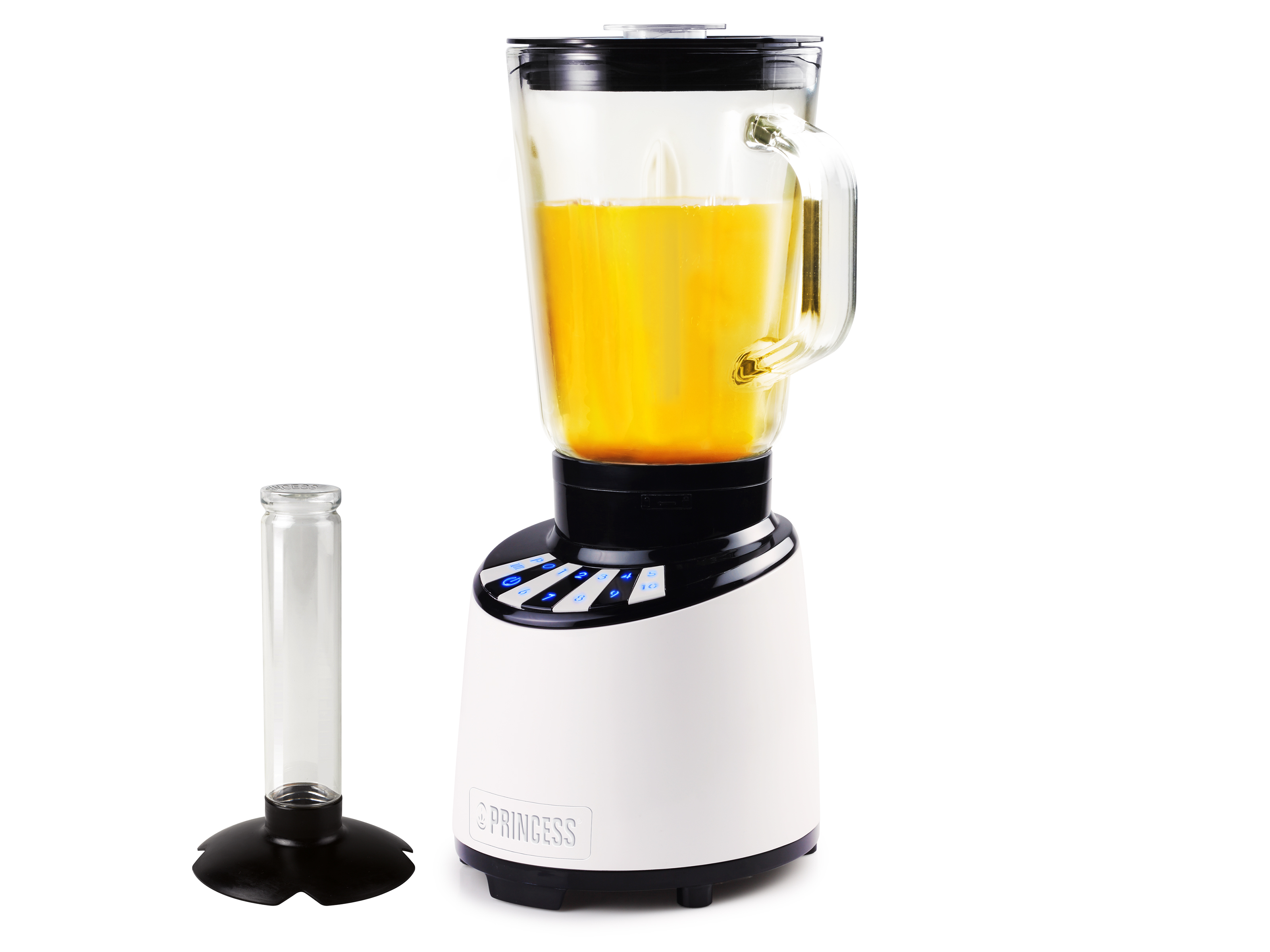 Frullatore bianco e nero con liquido arancione e contenitore in vetro vuoto.
