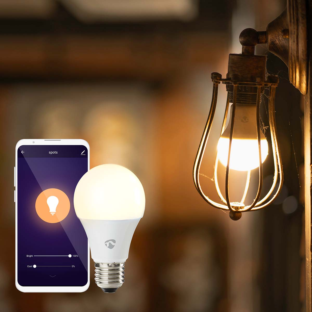Eine intelligente LED-Glühbirne und eine Smart-Home-Oberfläche auf einem Telefon. Die Glühbirne leuchtet.