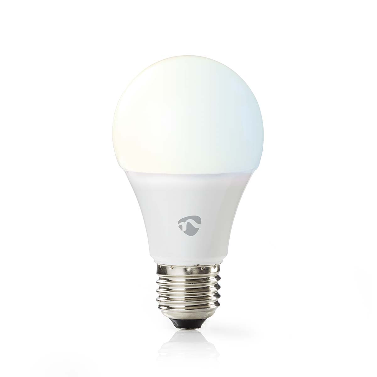 Eine weiße LED-Glühbirne mit silbernem Sockel auf weißem Hintergrund, beleuchtet.