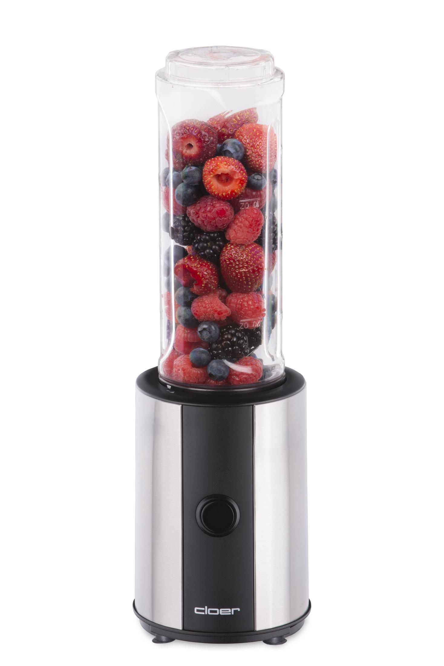 Mixer mit Beeren, mit silbernem Sockel und transparentem Glasbehälter.