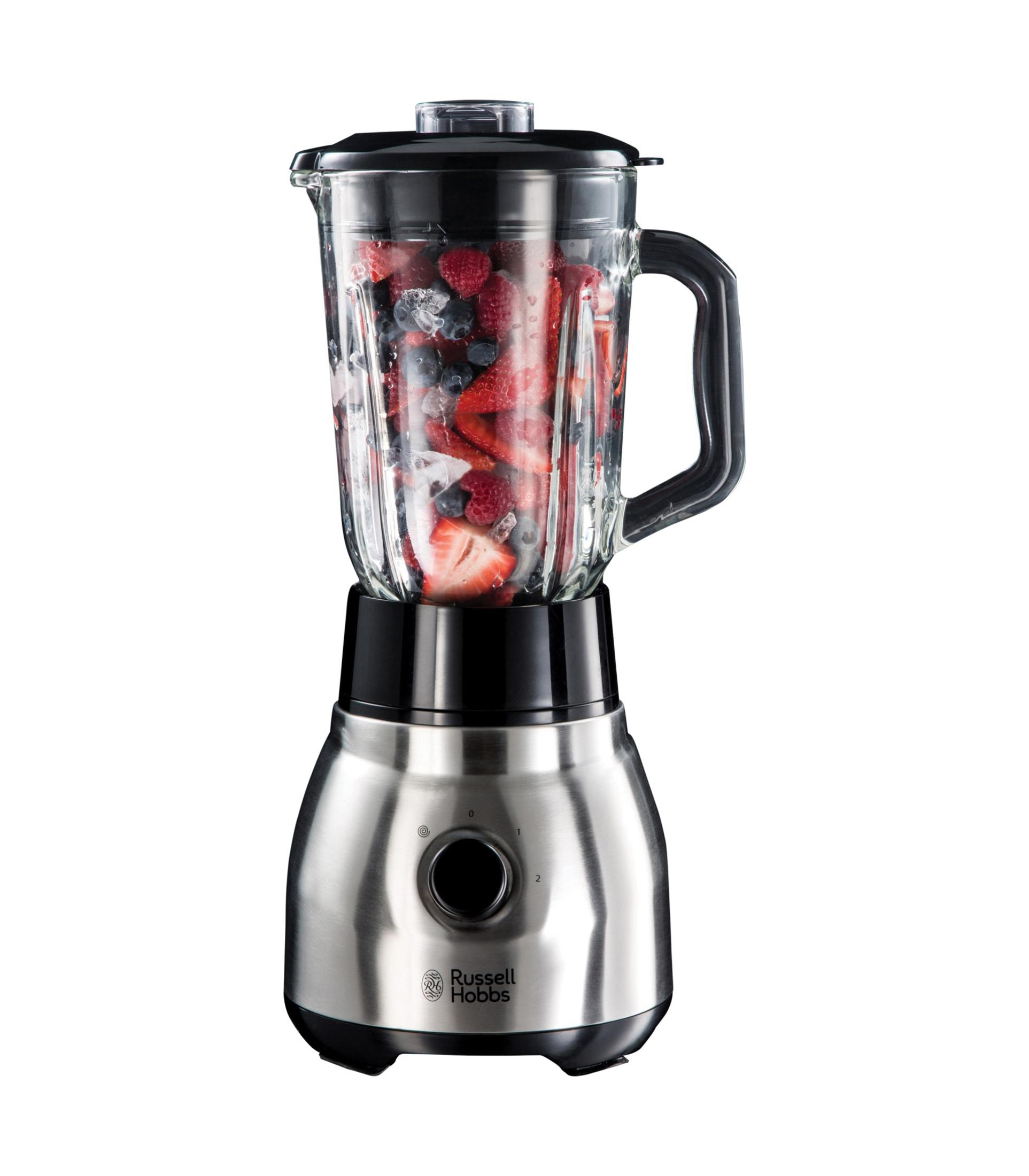 İçinde meyveler bulunan gümüş ve siyah blender. Kırmızı ve mavi meyvelerle dolu cam kap. Siyah taban.