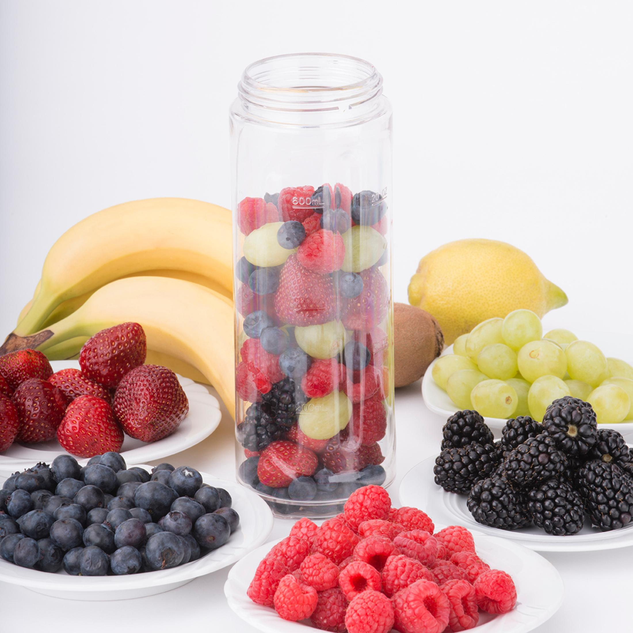 Verschiedene Früchte, darunter Erdbeeren, Blaubeeren, Himbeeren, Brombeeren, Trauben, Bananen und eine Zitrone.
