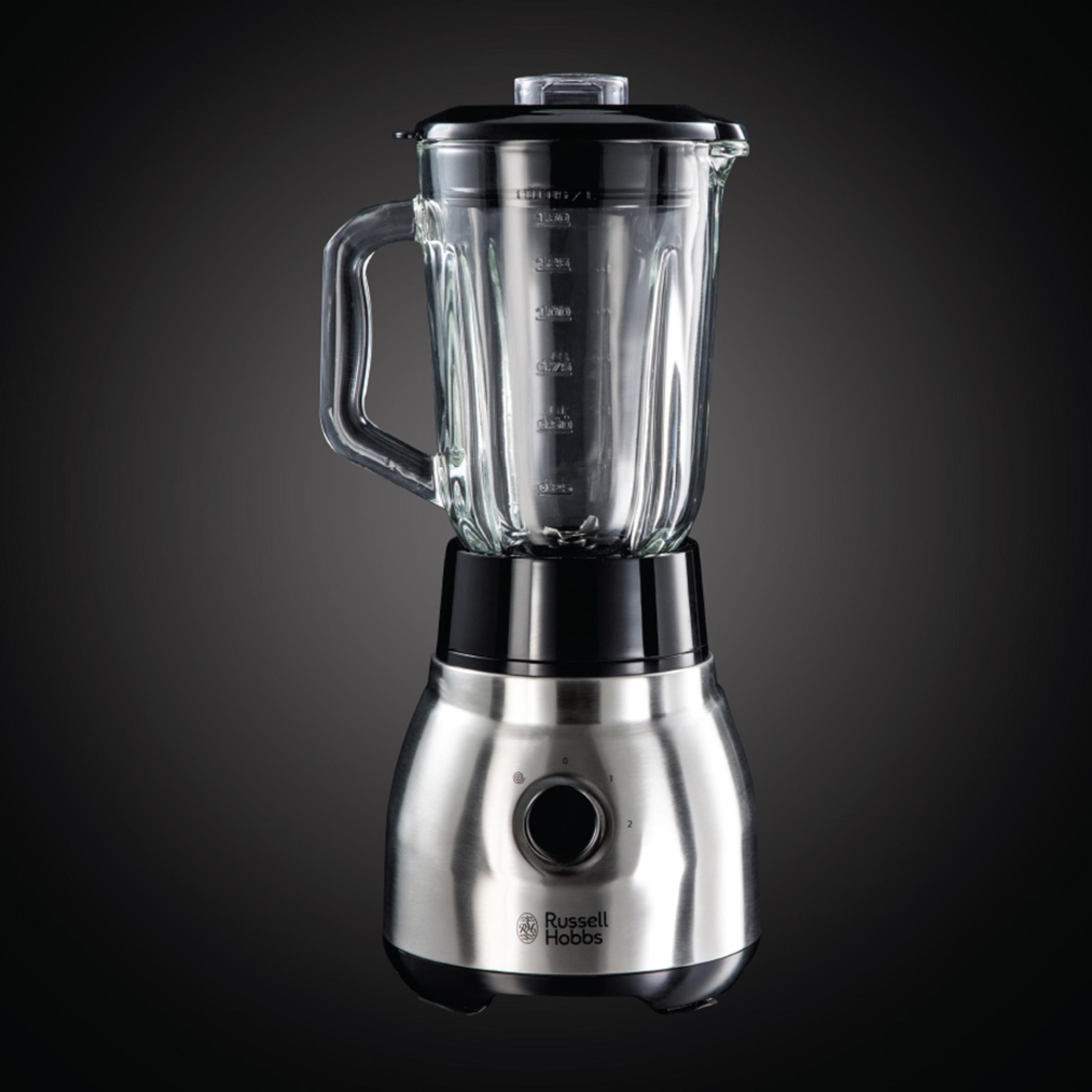 Cam kavanoz, siyah kapak ve tabana sahip paslanmaz çelik bir blender.