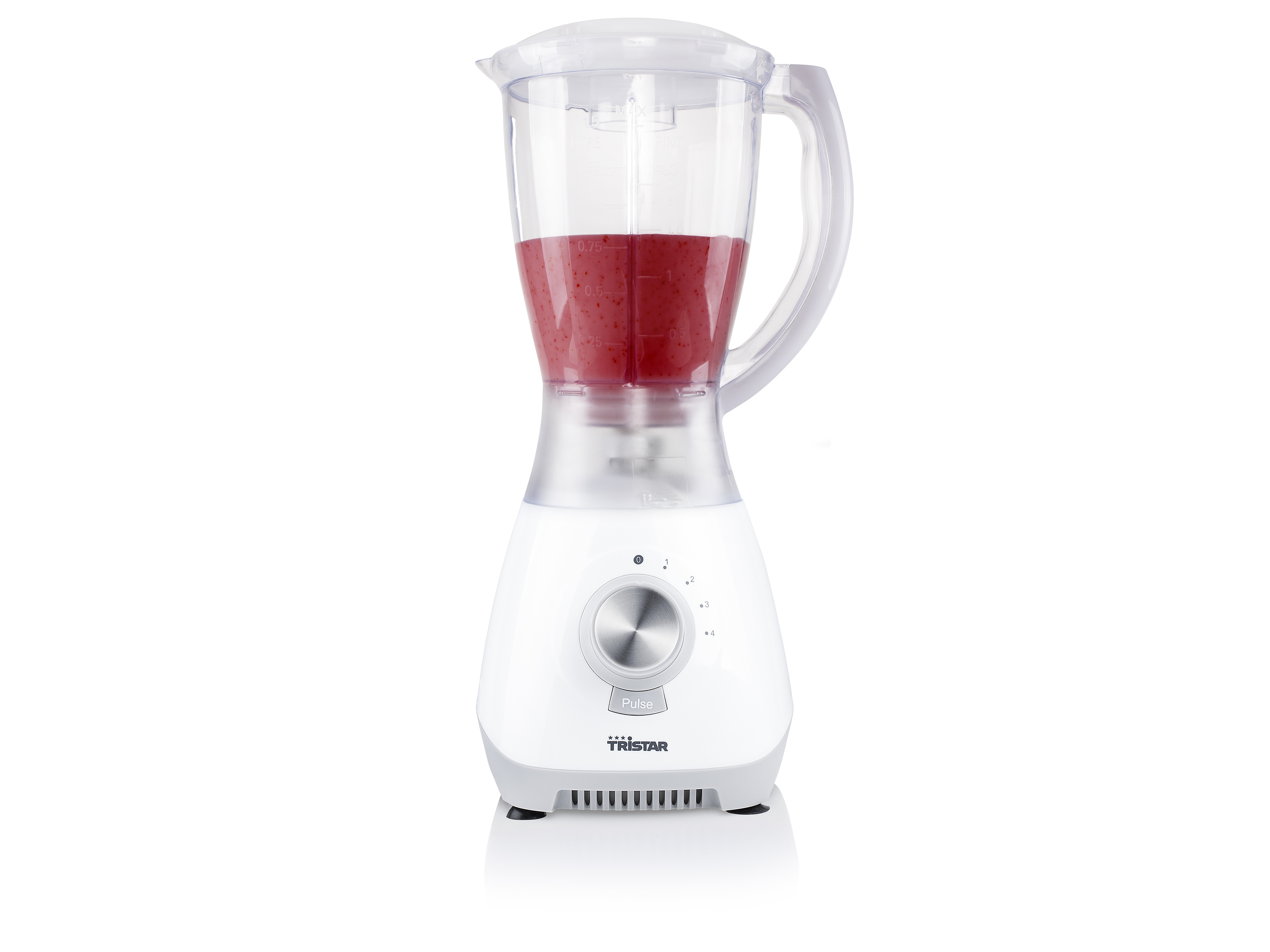Weißer Mixer mit roter Flüssigkeit, vor weißem Hintergrund. Silberner Knopf und Markenname sind sichtbar.