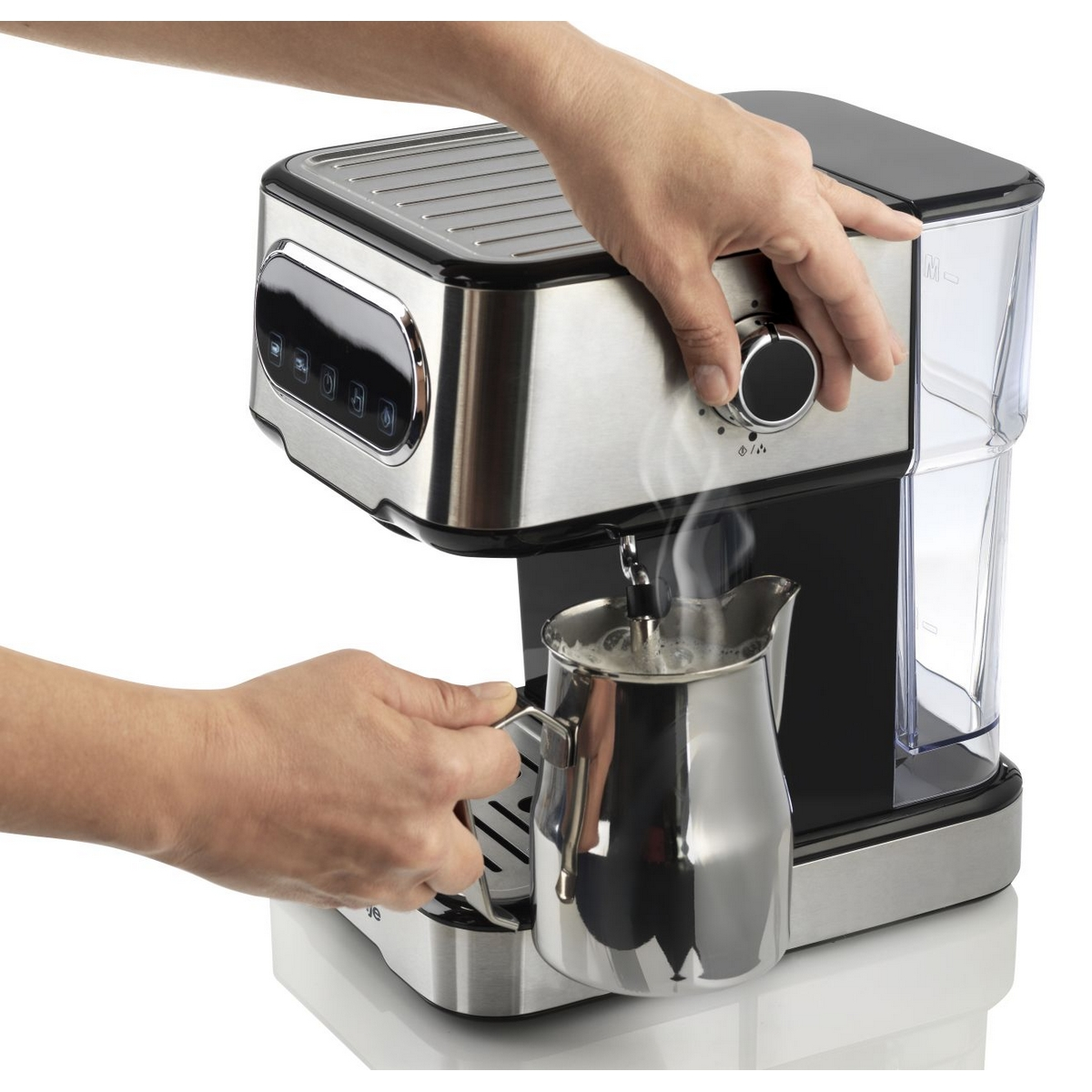 Mani che azionano una macchina da caffè, con una brocca fumante.