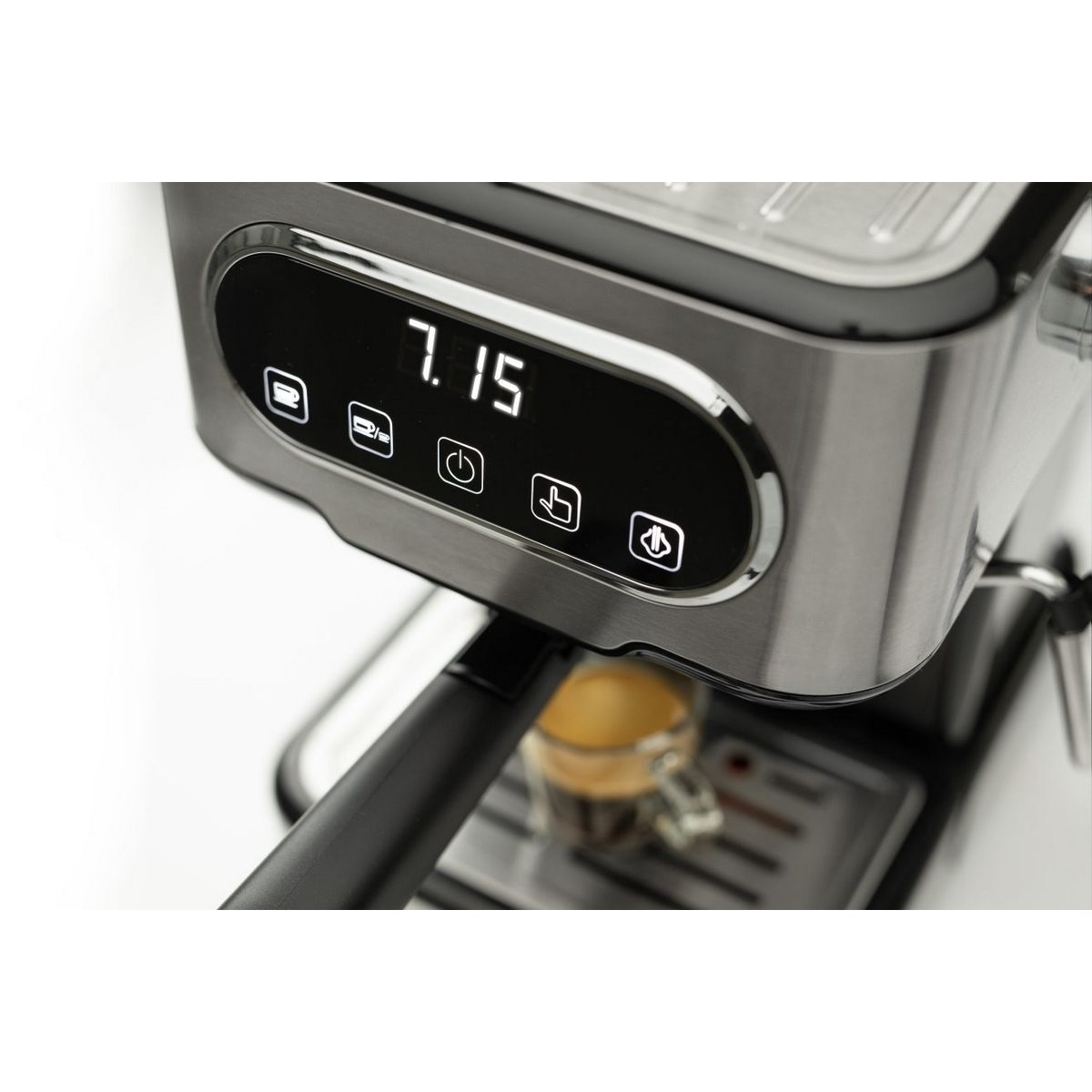 Macchina per caffè espresso con display 7:15, una tazza di caffè e icone operative.