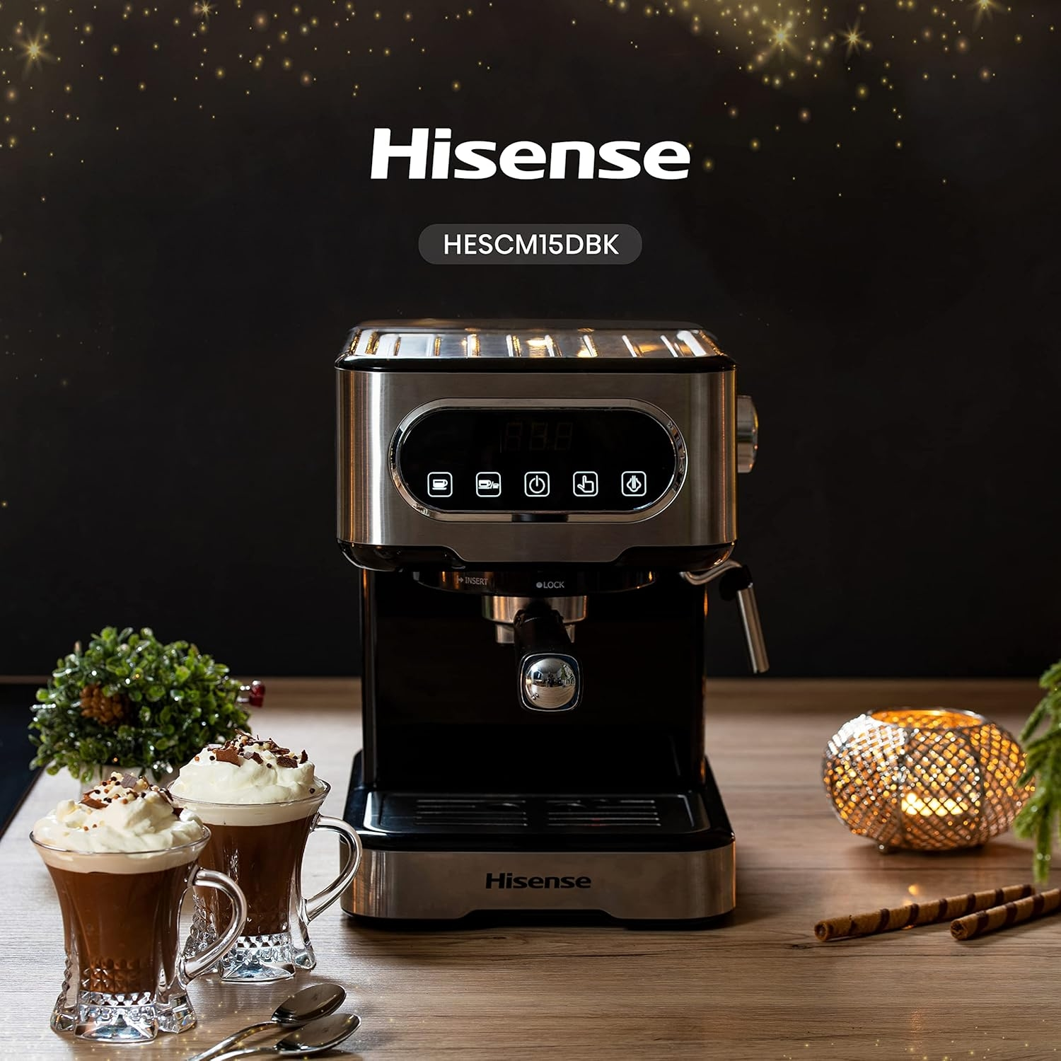 Macchina per espresso con due tazze di caffè con panna montata, su un tavolo di legno.