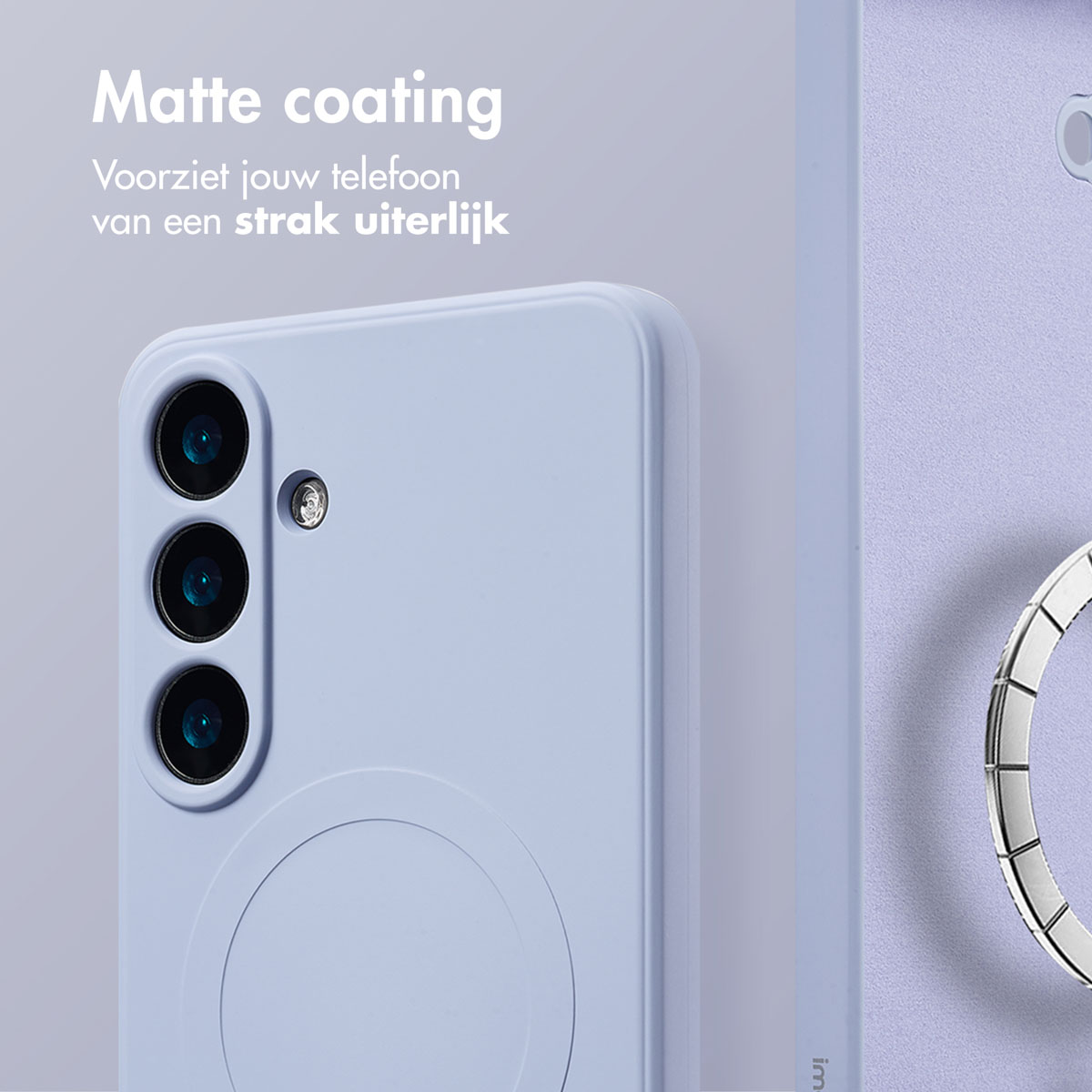 Een close-up van een lichtpaarse telefoonhoes met een matte afwerking en een telefoon met drie cameralenzen.