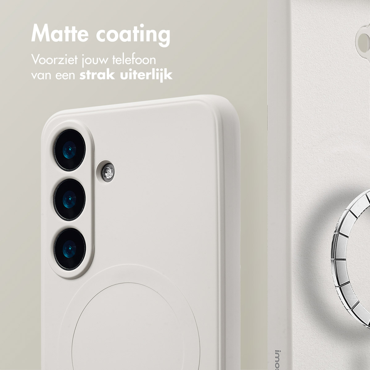 Een witte telefoonhoes met drie cameralenzen en een flitser wordt getoond. De hoes heeft een matte afwerking en staat op een lichte achtergrond.