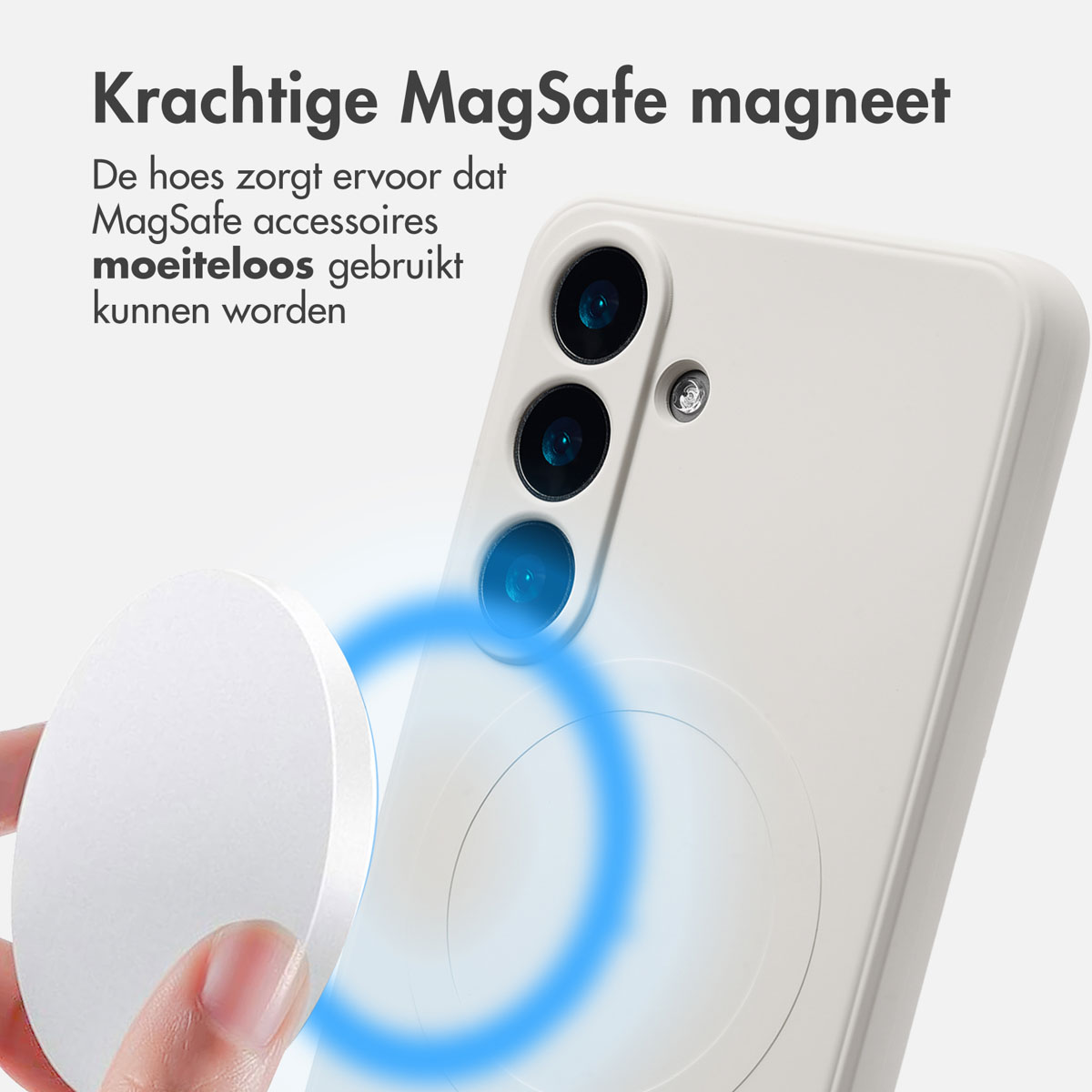 Witte telefoonhoes met hand die een MagSafe-lader vasthoudt.