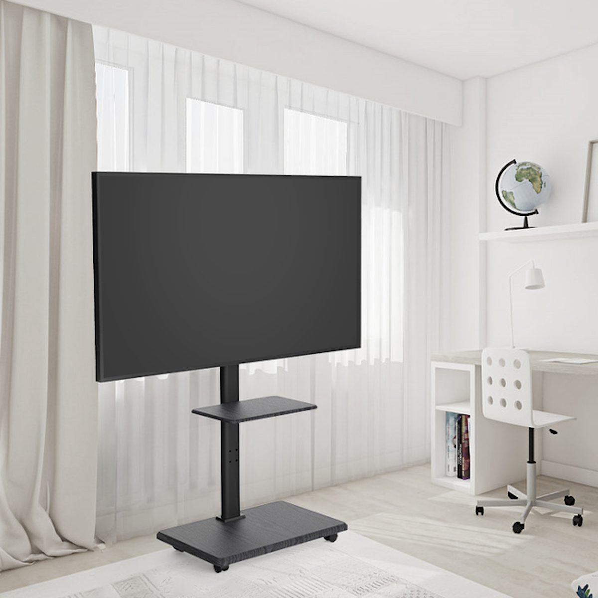 Een zwarte tv-standaard in een kamer met een bureau, stoel, globe en transparante gordijnen.