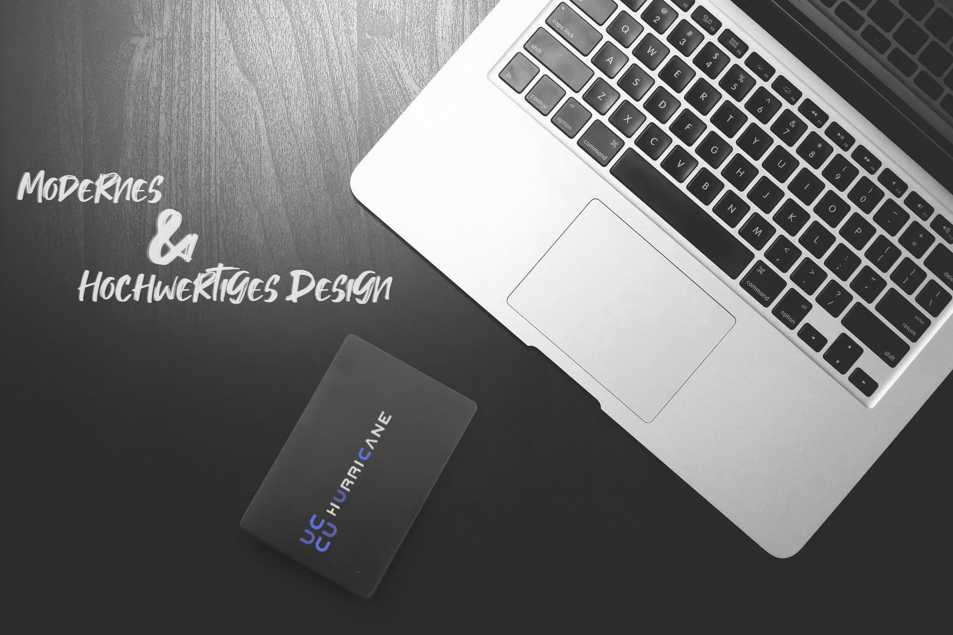 Laptop mit Tastatur und schwarzer SSD. Text auf dem Bildschirm: 'Modernes & hochwertiges Design'.