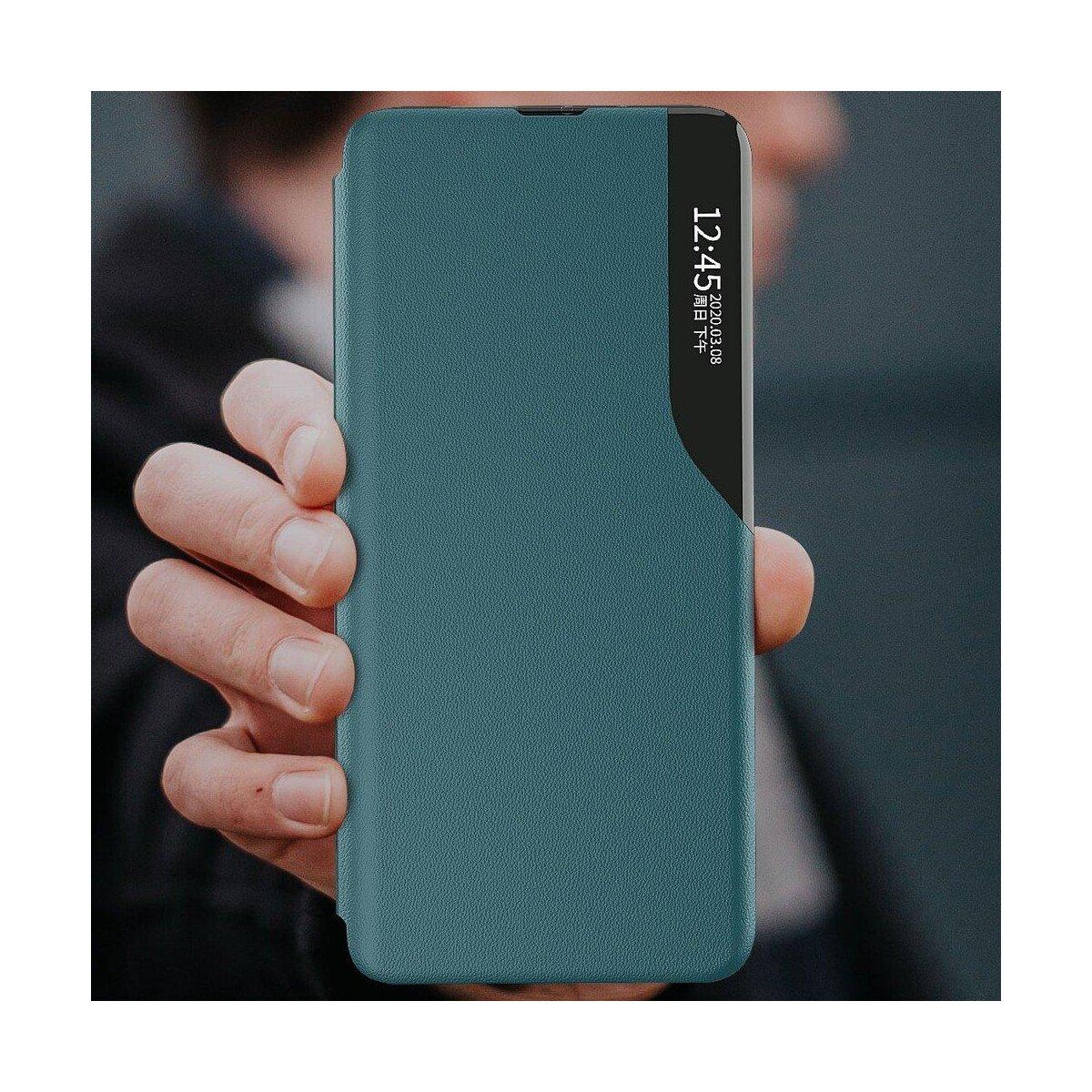 Custodia del telefono verde acqua con visualizzazione dell'ora, tenuta in mano.