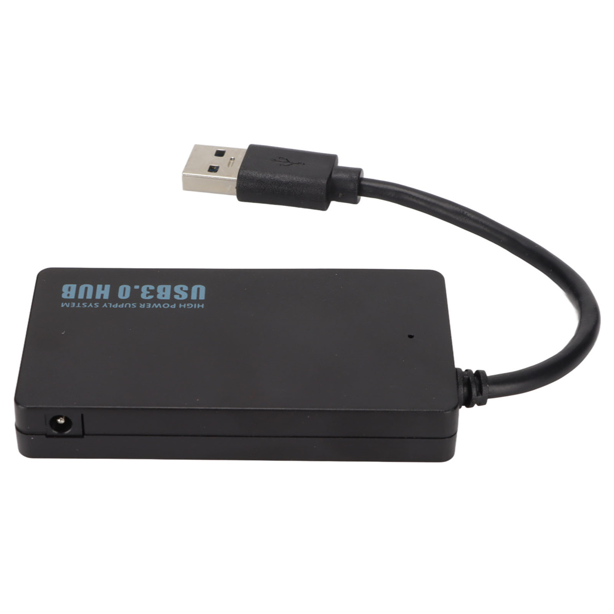 Schwarzer USB 3.0-Hub mit einem USB-Anschluss an einem Ende und einem Stromanschluss am anderen Ende. Weißer Hintergrund.